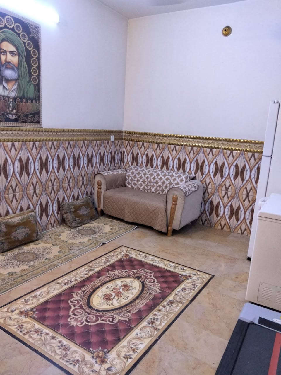 نصف قطعة شرك قاطين تحتوي على ثلاث غرف و استقبال والملحقات ارضية البيت مرمر للطابقين
مكان البيت قطاع 40 قرب مدرسة الاتحاد للبنات موقع ممتاز 
تاريخ البناء 2016 مسلح
التفاصيل اكثر ***********

