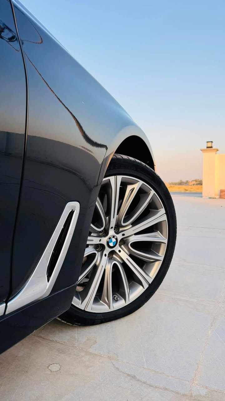 BMW 750Li (Individual)  VIP  
سياره كفاله عامه من الصبغ والحادث
مجرد ملاحظات بسيطه 
  ٢ بصمات شركه بلادي 
 سيرفس كلها - شركه عروش (صفر مسج)
السعر :: ٢٩٠$ 
………………………………………………..‏‎

‏‎مواصفات فول الفول 
الوارد : خليجي (وكالة العروش) 
اللون : اسود ملكي 
موديل : 2018
ماشيه: ١٢٠ الف  كيلو 
حجم   محرك : 8 سلندر توين توربو
لون داخل قرميدي ملكي
كشنات جلد مساج   
 بانوراما 
ستيرن هيتر 
سقف ليزر + كانتارا 
سماعات Bowers & Wilkins
گیچ الکترونی  
داتاشو
 حساسات امامي خلفي 360 درجه
5 كاميرا 360 درجه 
 لايت زينون ويه الستيران يفتر + لد امامي 
 بلوجكتر لد بك لايت لد  
 كشنات تدفئة تبريد و هيتر
 كروز سرعه 
 كشنات كهرباء 
 شفتات بالستيران 
 استيرن كهرباء 
هند بريك بصمه + اوتو بريك 
۳ نوع قیاده‌ sport confort eco sport+
 تحكم اسيران 
 نظام سبورت نظام ايكو نظام نورمل 
 شاشه كبيره 
ماوس كبير
 تحكم بالشاشة عن بعد 
 الداخل كله لد بي ١٥ لون  
تبريد قطعتين 
٣ بردات بلادي كهربائي 
 صندوق كهرباء شفت
٤ ابواب شفت
و بعد كثيير من المواصفات المامذكورة
سيارة بدون اي نقص لو برغي 
مكان السياره : صلاح الدين - قضاء العلم 
***********
