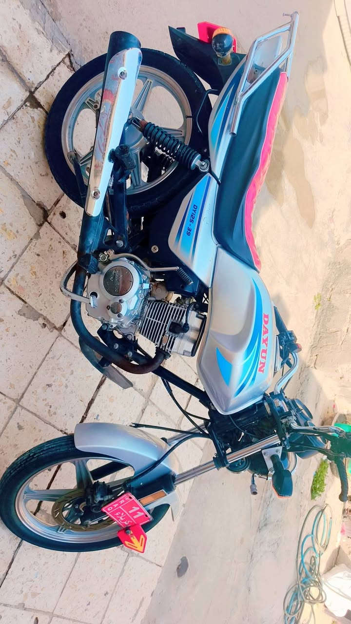 سلام عليكم 👋 دراجه دايوان عضم وراق صوليه ثامر خلخال📜 موديل 21 طلعه بل 23 مكفوله من داعميه الدعامي مكينته ما مفتوح بيه برغي كهربيات كله شغاله  دراجه انضف من الصوره والله  مابيه اي نقص  سعر مليون /   رقم ***********  مكاني كربلاء 🎬

