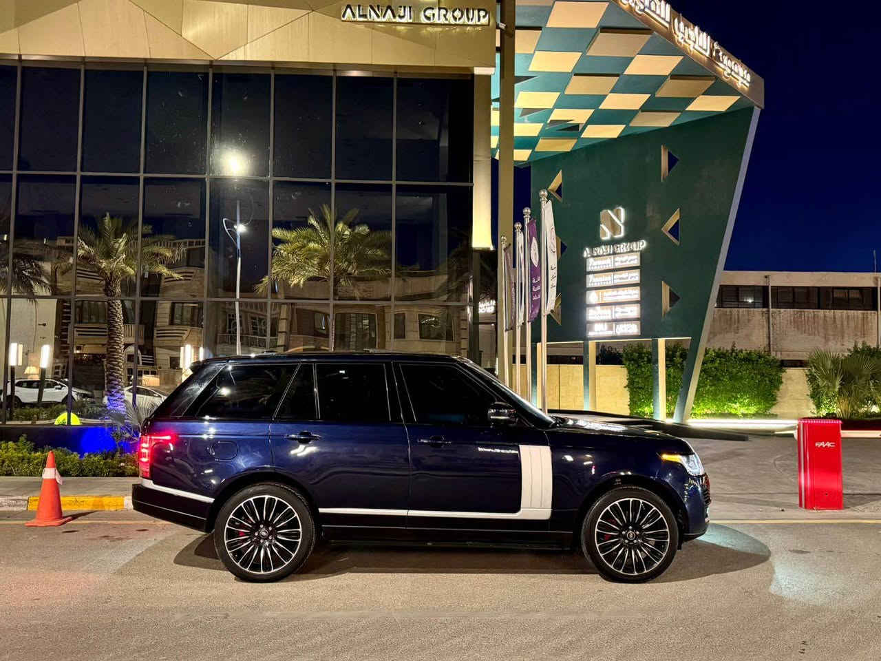 السلام عليكم ورحمة الله وبركاته

اللبيع Range Rover

موديل :2014 

فئة :اوتوبايگرافي اعلى فئة 

محرك: 6V المرغوب ديزل يعني كاز

اللون : نيلي طوخ ميتاليك مميز :  

سقف بنوراما وجلد 

نظام تعليق هوائي 3 وضعيات (جكات تصعد وتنزل اوتو +يدوي )

شفتات بالستيرن للقيادة الرياضية

قيادة ذاتية 

اوتو ستارت 

اوتو بارك 

اوتو ستوب عند الاقتراب من سيارة اخرى

اوتو هولد

محدد سرعة 

محدد سرعة أوتوماتيكي ASL

مانع انزلاق 

تحذير الخروج عن المسار

سايد بريك اوتو 

نقط عمياء  

5 كاميرات محيطية 

رادارات امامية وخلفية وجانبي 

هيتر بالمري وتعتيم والمري شفط

تغير زاويا الرؤية بالمري عند الرجوع الى الخلف

انارة ليلية وكشافات ضباب ولايت اوتو

خمس بصمات ع الابواب 

صندوق كهربائي شفط

ابواب شفط 

دوسات كهربائي 

نظام معرفة الطقس وماسحات اوتو 

المقصورة الامامية 

تبريد امامي 

تحكم بالتكيف تبريد وتدفئة من الشاشة 

كرسي السائق تدفئة وتبريد 

كرسي الراكب تدفئة وتبريد 

كرسي السائق مساج 

كرسي الراكب مساج

كرسي السائق 3 وضعيات خزن ميموري 

كرسي الراكب 3 وضعيات خزن ميموري 

تدفئة بالستيرن 

المقصورة الخلفية 

تبريد امامي ومن السقف مركزي

تحكم منفصل بالمكيف 

تحكم كهربائي بالكشن 

تدفئة وتبريد بالكشن 

ويل كب گروم

مضلل بسنويه سنويه بسمي 

السعر  285ورقه $ وبي مجال بسيط

جاهزه من كل نواحي

العنوان بغداد اليرموك او مجمع بوابة العراق

📞*********** بغداد, العراق
