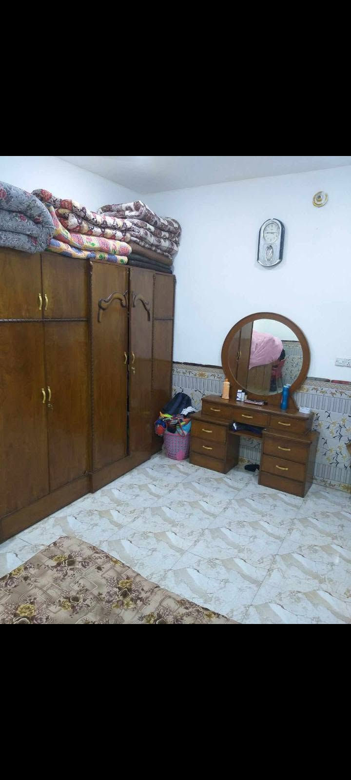 السلام عليكم
بيت للبيع مساحه  108
واجهه 6   ولنزال 18
البيت مدخلين عل مطبخ وعل استقبال
البيت  بناء جديد مو قديم قاط واحد زراعي 
غرفه نوم وحولي وستقبال ومطبخ وصحيات
مكان بغداد الشعب  نهايت شارع الصحه شارع ابو ماهر 
الاتصال ***********
