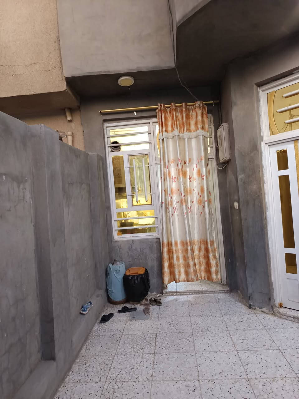 السلام عليكم بيت للبيع العنوان أبي غرق حي الحسين المساحه 125يتكون من غرفتين نوم وهول واستقبال ومطبخ وصحيات داخليه وخارجيه قرب اسواق العائله للاستفسار الاتصال على الرقم ***********
