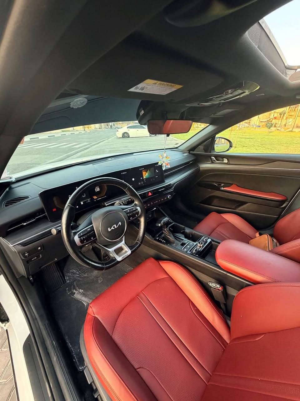 K5 Gt Line Vip 
مكينه 2500 تنفس طبيعي 
موديل 2025 
سياره جديده كارتون بمعنه الكلمه
رقم بصرة حره تحويل ثاني يوم 
رقم وسنويه وهزه كله جديد

اللون ابيض صدفي 

حادث جاملغ خلفي
نقص برغي مابيها جاهزه كامله 
المواصفات : 
بنوراما
تدفئه كشنات 
شاشه كار بلي ايباد
رادار امامي 
نقط عمياء رادار جانبي
وقوف ذاتي + حساسات امامي خلفي 
تحديد مسار وعدم الخروج من المسار 
سايد بريك بصمه 
كامره خلفيه بلاد 3 وضعيات 
اوتو هولد 
درايف مود 4 وضعيات قياده 
سماعات BOSE 
كشنات Gtline اسود وابيض 
ستيرن حرف D 
لد خلفي 
تشغيل عن بعد 
دبل جام
سياره بيها هواي مواصفات غير مذكوره 
# مكينه كير حداده كفاله كفاله 
تايرات بلاد مال شركه
السياره كلها على البلاد حته سبير والعده بلاد 
كتلوكات الشركه بيها 

رقمي : *********** البصرة, العراق
