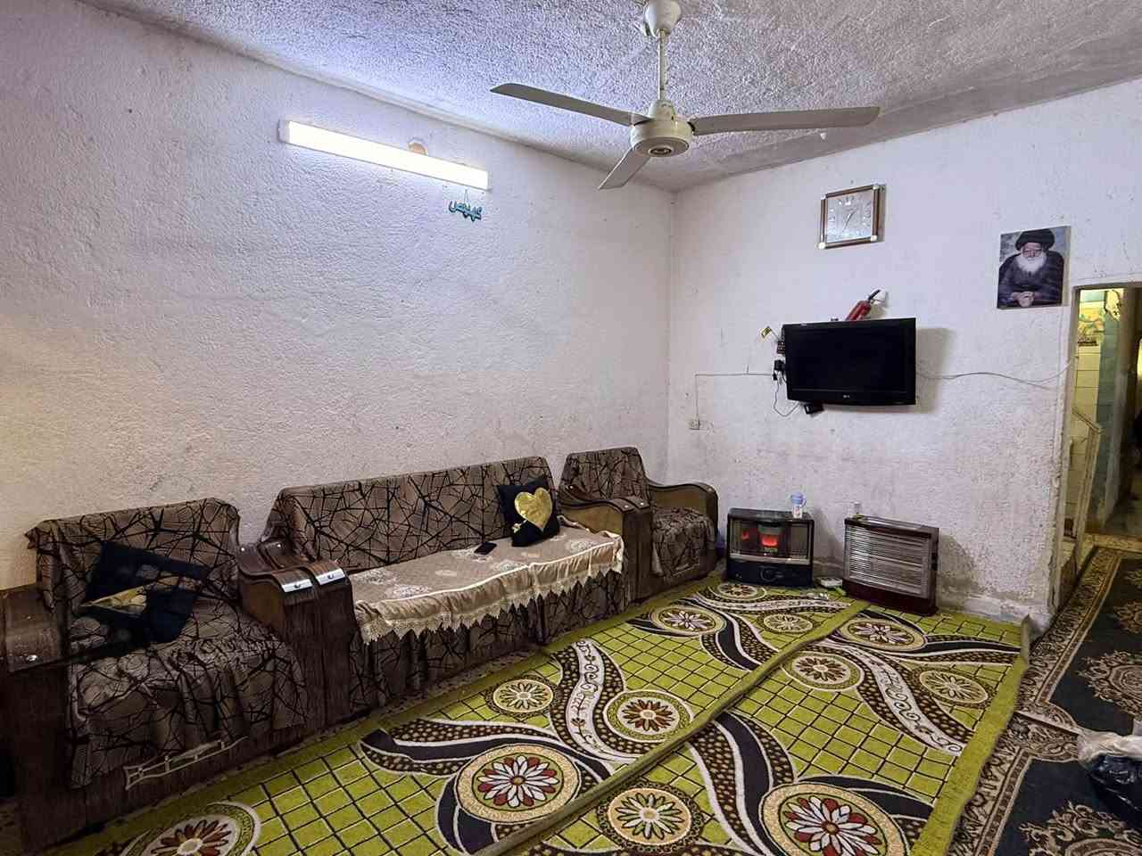 بيت مساحة 144 مدينة الصدر شارع الفلاح قطاع 40 يحتوي استقبال وطارمة وهول 4 غرف نوم مطبخ عدد2 حمام 3 بناء تسعينات ***********
