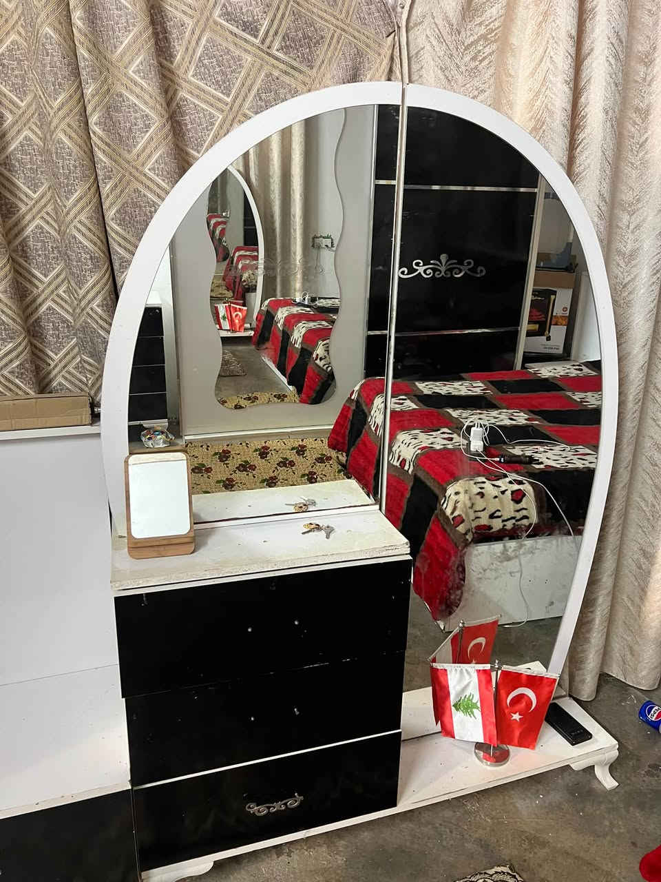 ‏أغراض للبيع بسعر مناسب أبيع بيع واحدة كل الأغراض العنوان سامراء حي المثنى للاستفسار الاتصال على ***********
