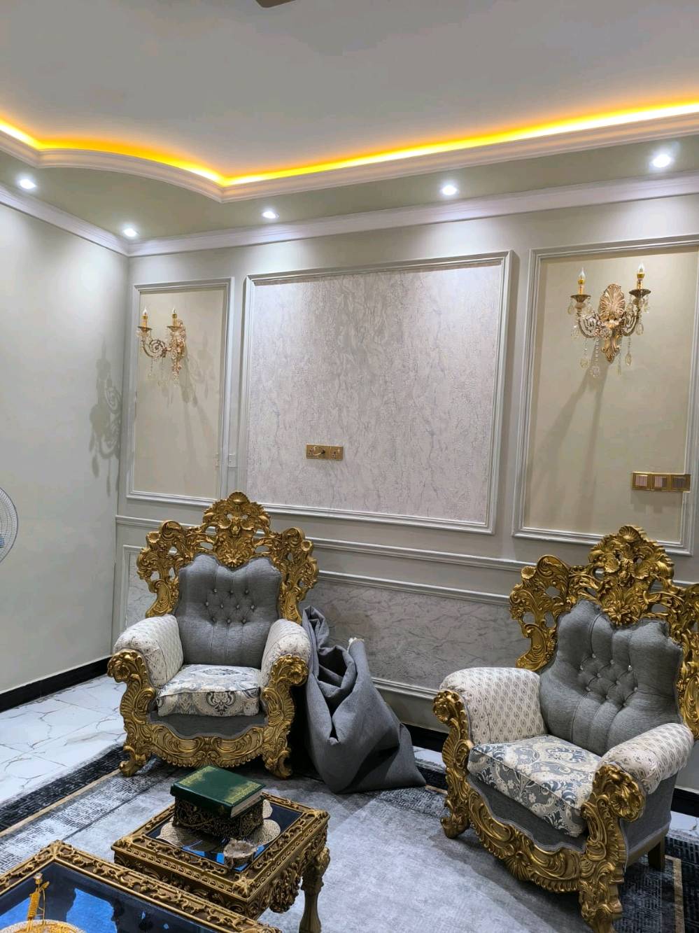 المساحه الكليه 200 متر ومساحة البناء 160 متر
الطابق الأرضي غرفه واحده 5*5.5 ومطبخ 5*4 وصاله مفتوحه 10*4 مع درج دائري واستقبال 6*5 مع صحيات داخليه وخارجية الگراج 6*4 مع حديقه 3*3 والطابق الثاني ثلاث غرف مع صحيات والبيتونه 4*8 والسطح شتايگر وتوجد سقيفه كيسبان للگراج وسنة البناء 2020 كله طابوق علما أن الأثاث يباع مع البيت والطابو بأسمي
