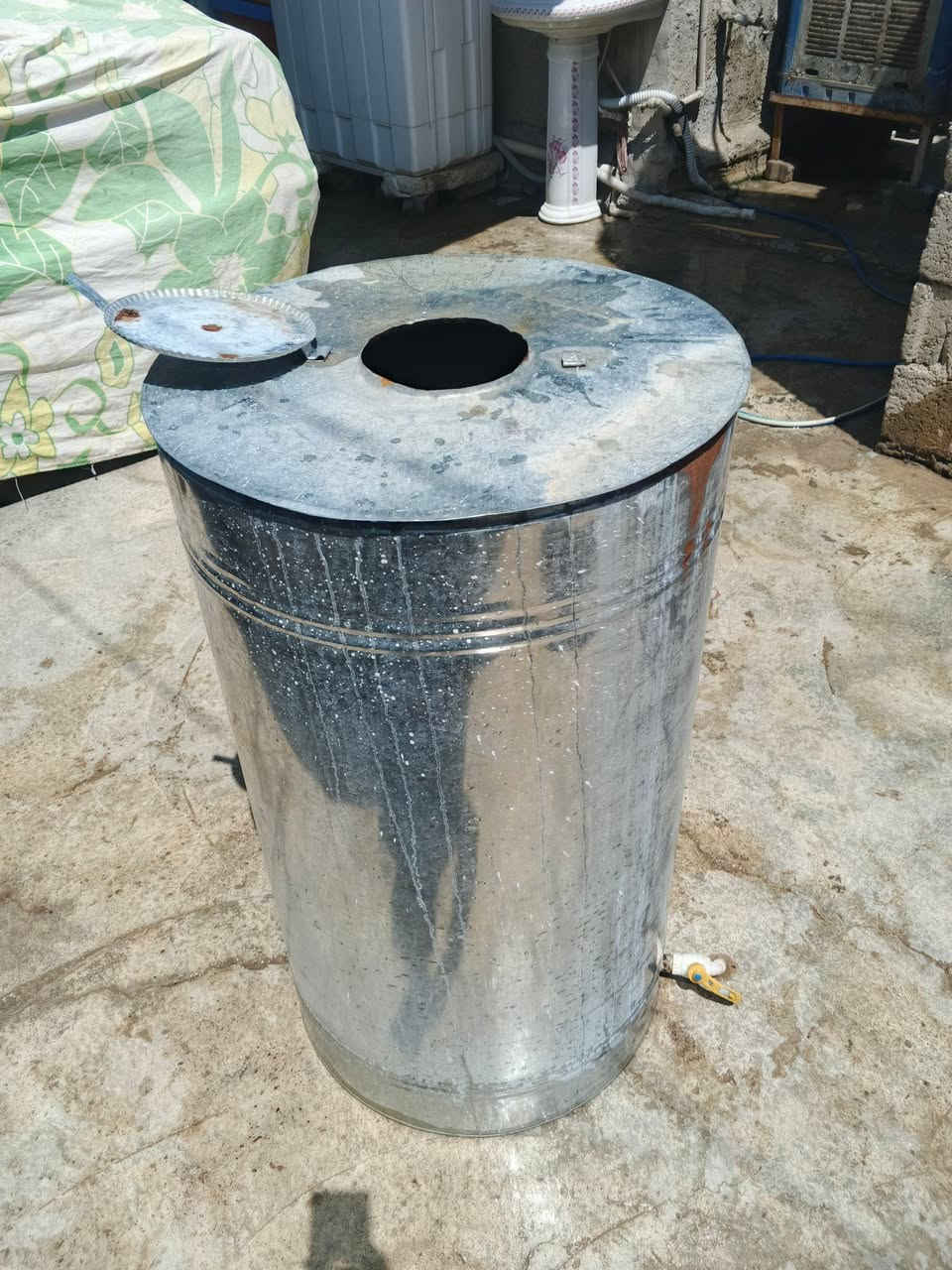 السلام عليكم كراسي عدد 4و تانكي حجم صغير الشراي يجي على الخاص او اواتساب ***********
