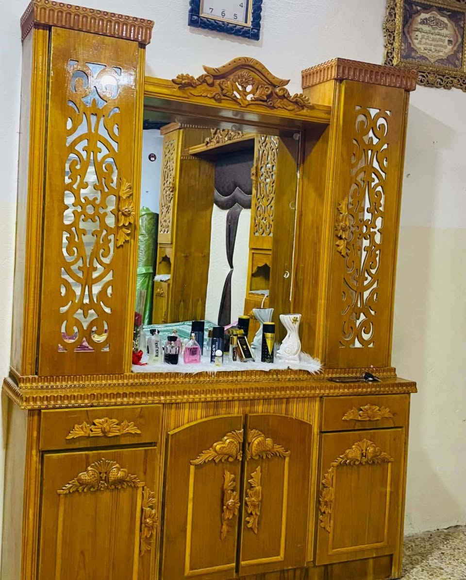 السلام عليكم غرفه استعمال قليل فصال  ابراج قنصور خمسه باب.  خشب عراقي ثقيل فصال حسب الطلب السعر 900,000 عنوان موصل تل الرمان قرب مدرسه خلدون الاستفسار والرقم خاص

