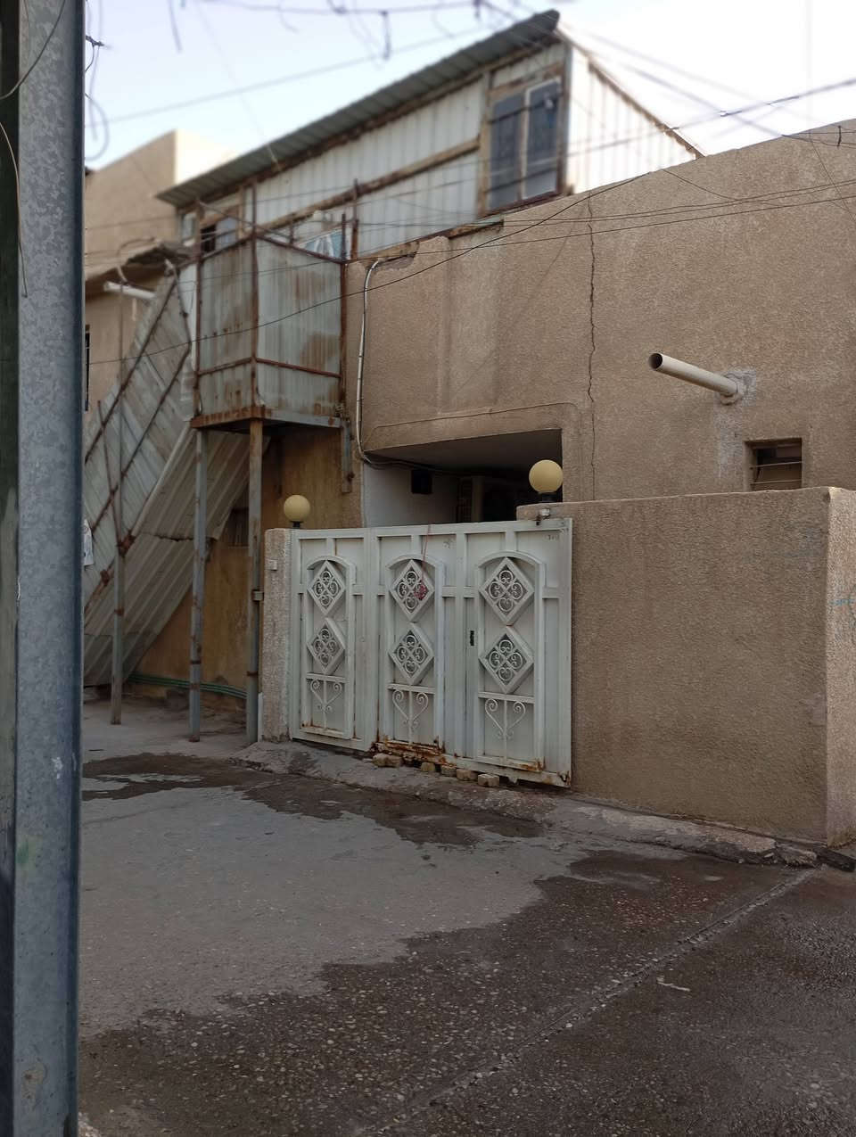 بيت للبيع او مراوس مكانه بالعزة الجديدة اقرة التفاصيل ***********

نص مكتوب في الصور:
- بيت للبيع او مراوس مكانه بالعزة الجديدة يباع نقد ومبادرة اذا عندك كود ركن على حديقة طابقين قرب جسر ابو حدبة والكفيل وشارع الكراج الطابق الاول غرفتين وهول ومطبخ واستقبال وصحيات داخلية وخارجية والطابق الثاني غرفتين ومطبخ وصحيات وسطح مساحة 150 صب بأسمي مامطلوب ولا محجوز ***********