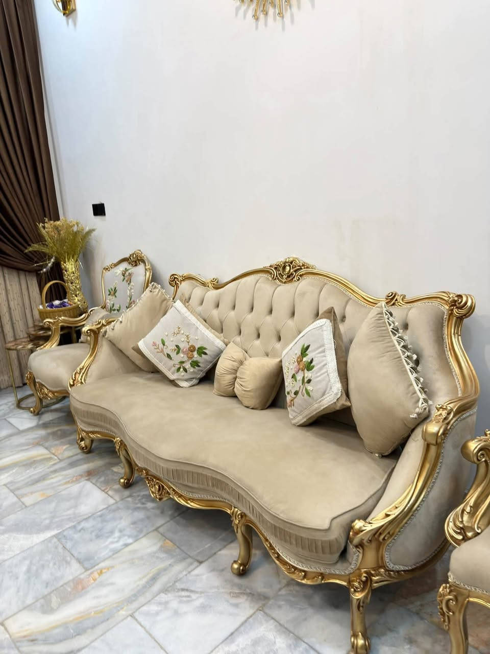 تخم ملكي اخو جديد نضافه ٩٩ بل ميه خشب زان مع كوشات وطبلات للبيع بسعر مناسب ٤٥٠الف لتواصل عبر الرقم التالي 
***********
