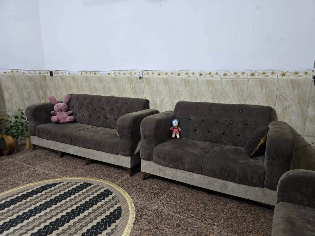 ثلاجه حجم ٢٤ كبيرة سعرها 225
كاونتر ٣ قطع ب 175 
سخان ٥٠ الف 
بلازما 85
طباخ 75
كلة جديد صار ٥ اشهر مشتريته 
لا مصلح ولابي عيب 
وبعد عدي غسالة 
وبنكات 
و قنفات بس مستعمله بيها عيب
و كاربت*********** يوجد توصيل
