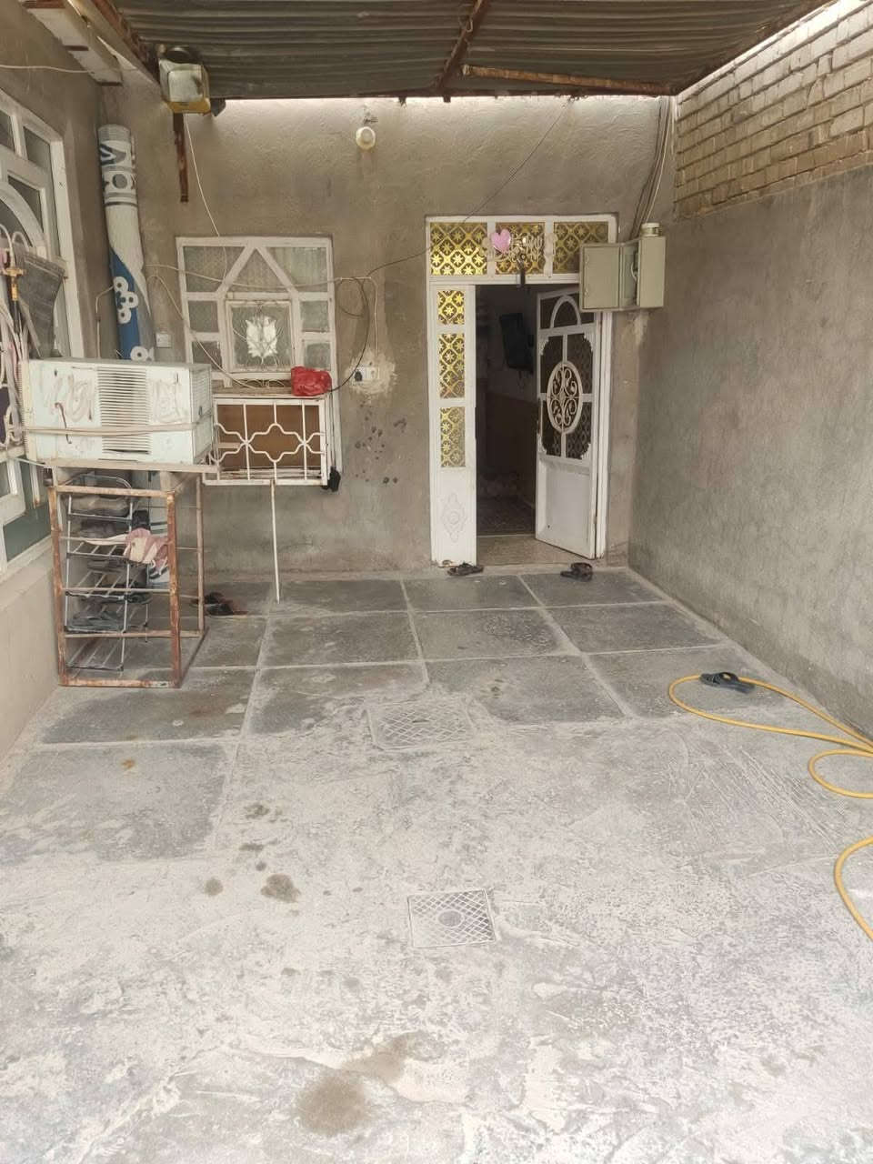 بيت 130 متر بحي الميلاد شارع الجنة طابو صرف يتكون من غرفة وصاله واستقبال وصحيات داخلية وخارجية البيت طابق واحد بناء قديم نظيف ينسكن بيه
***********
