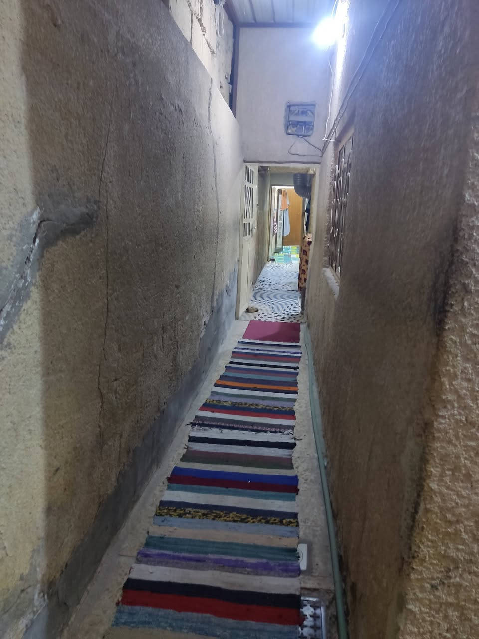 بيت بحي الوفاء قرب سوگ هرج للبيع مساحة الدار 100 متر. طابق ونص صالح للسكن عگادة غرفتين جوه وحده فوگ. ع استقبال 

#السعر 105 وبي مجال.
