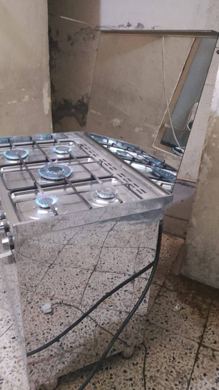 سلام عليكم طباخ 5 عيون كامل شغال 
سعره 200
***********
