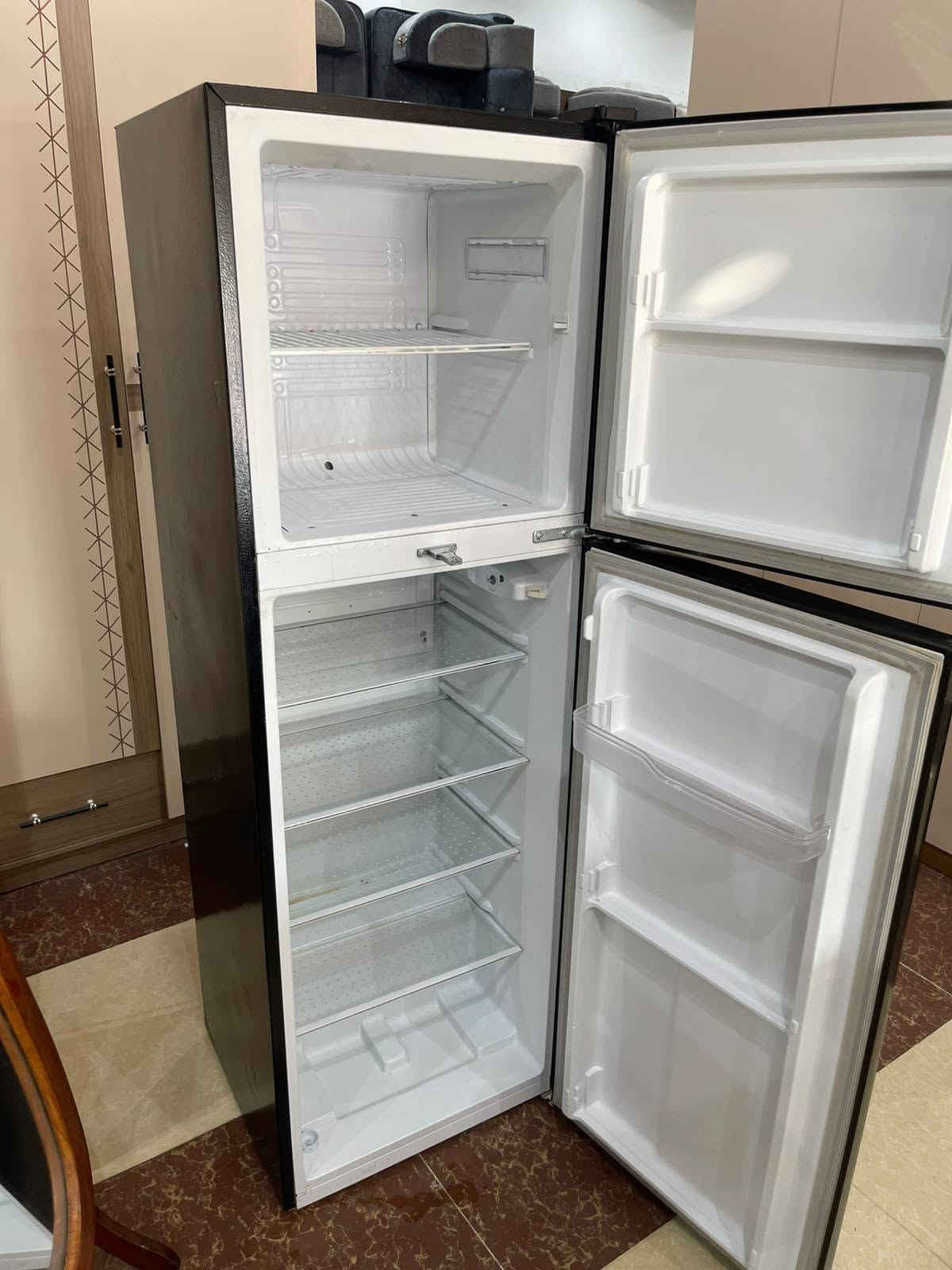 ثلاجه مستعمله نوعيتها أوسكار تركي الاصلي حجم 18 قدم نضيفه كلش مبيها اي عيب فقط بس مشحونه غاز شرط الشغل تجميد وتبريد فول مكانها تكريت شارع الزهور للاستفسار ***********
