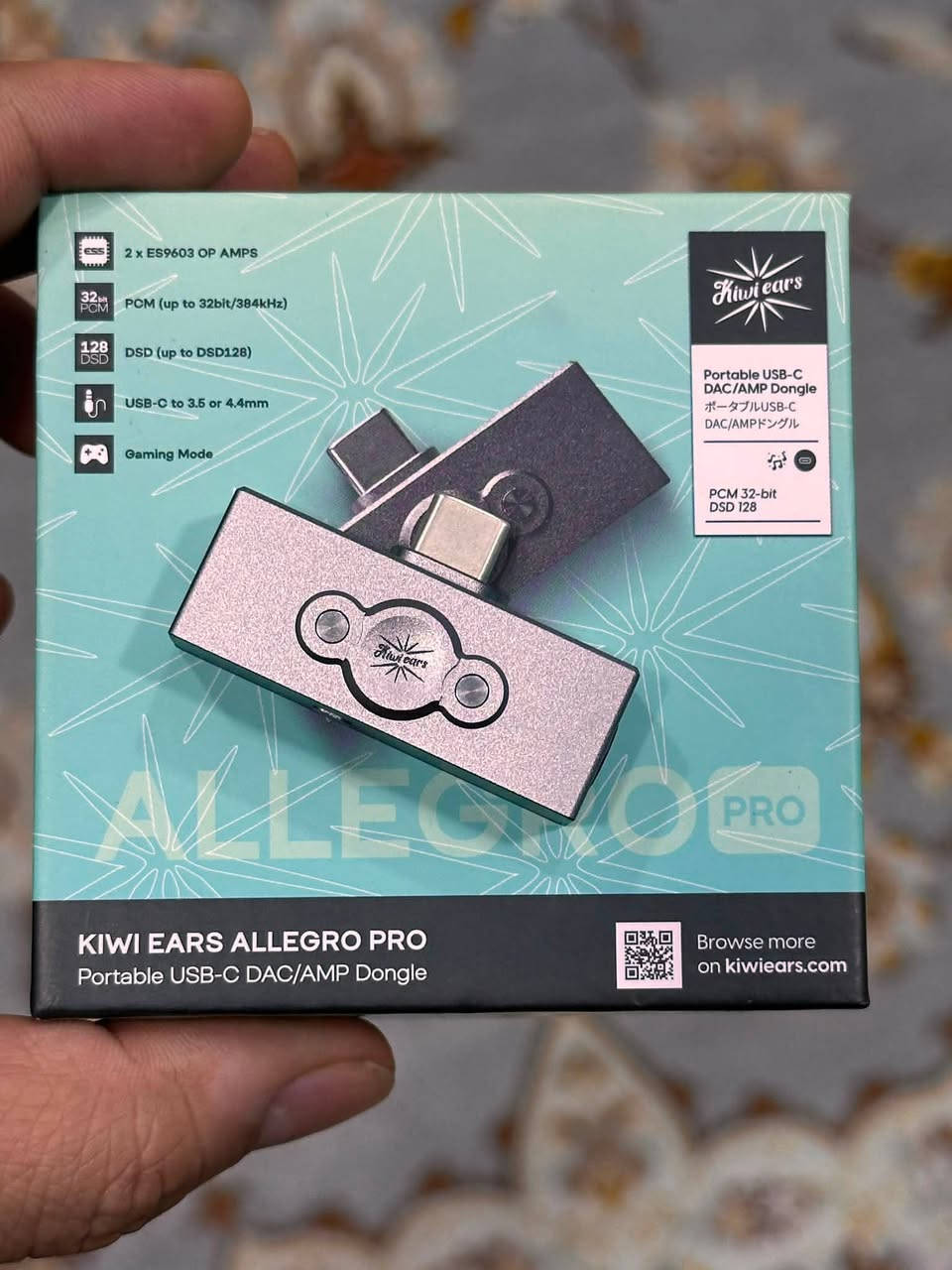شباب للبيع كارت صوت/مضخم محمول Kiwi Ears Allegro Pro الأصلي، قطعة مرتبة جداً للناس المهتمة بالصوت ونقائه، ولأصحاب الألعاب والـ IEMs.
أهم المميزات:
 دعم مخارج متنوعة: يحول من USB-C إلى مخرجين (3.5mm العادي و 4.4mm Balanced) حتى يرهم ويا أي سماعة عندك.

 دقة صوت عالية: يدعم PCM لحد 32bit/384kHz و DSD لحد DSD128، يعني ينطيك تفاصيل بالصوت ما تطلع بالمخرج العادي للموبايل أو الحاسبة.

 أداء قوي: يحتوي على مضخمات مضاعفة (2x ES9603 OP AMPS) لتعزيز الصوت ونقائه.

 Gaming Mode: موجه حتى للجيمنج، ينطيك تحديد اتجاهات 
وتفاصيل دقيقة بالتقاط الأصوات داخل الألعاب.

للتواصل واتساب : *********** 
المكان البصرة وماعندي توصيل
