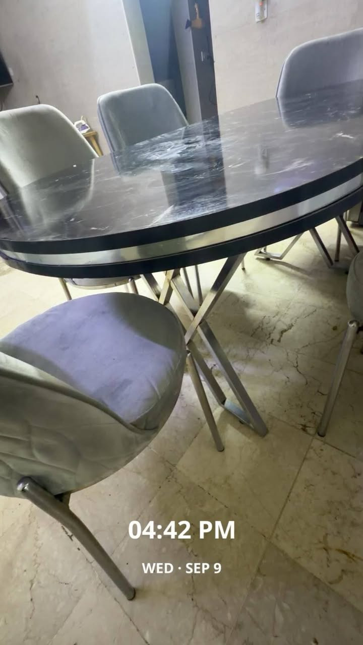 عرضيها جديده بس المكان مصارت  سعرها 450 ماخذيها.   طبلة تركي  اصلي  فضي كراسي 6 اسفنج طبي   استخدام يوم واحد.    سعر 370 بيها مجال.  جديده *********** بغداد حي الجامعه قرب جامعة الرشيد
