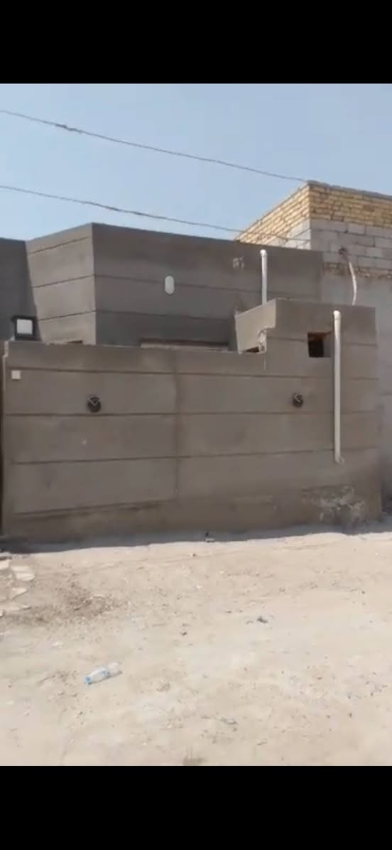 سلام عليكم  بيع مستعجل  بيت للبيع  210م   يتكون البيت من 3غرف نوم وصاله جبيره  وأستقبال ومطبخ حار وبارد وصحيات داخلية وخارجية البيت كامل  حته تشطيب الماي والكهرباء كامل بي نقص بس أرضيه سند25  مداور بأسم المشتري مرقم ومشمول بالتطويب العنوان الديوانية مقابل حي الحضاره البو جاسم  شارع اب وائل السعر ٣٣ وبي مجال  ***********+*********** واتساب ***********

