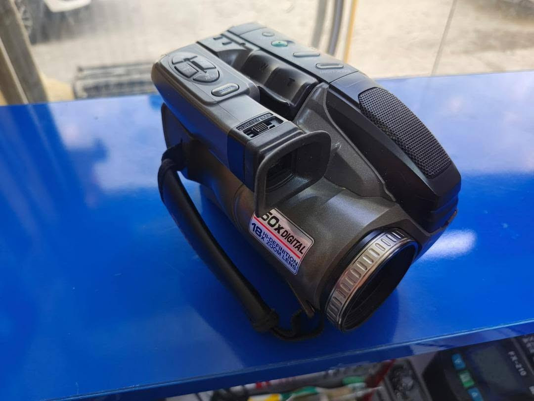 كاميرا نيكون D90
بدون بطارية وشاحنة 
مع عدسة 0.45
سعر 215 الف 
بغداد 
توصيل موجود 
..

الكاميرا الثانية 
باناسونك
سعرها 50 الف
 اتصال او واتساب ***********

