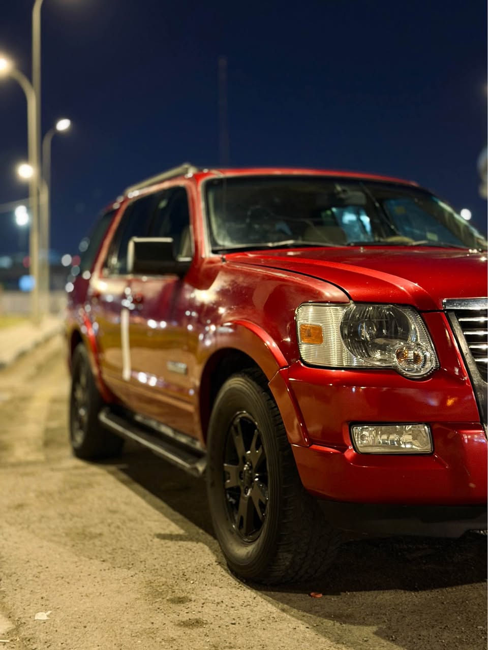 للبيع: فورد إكسبلورر(دفع رباعي) 7راكب 
 الموديل: 2007
 المحرك: V6- 4000
 نظام الدفع: دفع رباعي (4X4)
 التبريد: تبريد مركزي ممتاز 
محرك كير مكفول
الحادث: 3 قطع صبغ فقط من جهة السكن (تعديل جمالي دون ضرر قوي) + ضرر حديث بباب الصندوق كما موضح بالصورة
كزوز ريموت رياضي، ويل كمب أسود، دواسات جانبية، قفل مقطورة.
 الرقم: أربيل (جاهزة للتحويل).سنوية وهزة جديدة.
 📍 الموقع: [البصرة ].
 💵 السعر: 77 ورقة.
 📞 للتواصل: [***********] أو خاص. البصرة, العراق
