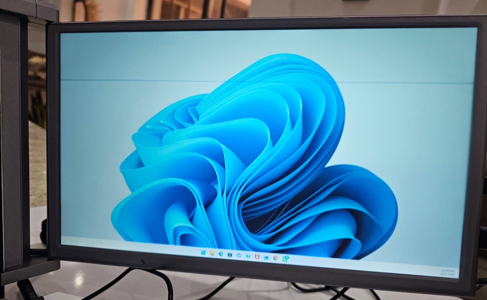 موسع شاشات اللابتوب الجانبية (Portable Tri-Screen Monitor) موديل S1 الجديد بالكرتون – بسعر تعاوني 
السلام عليكم،
للبيع موسع الشاشات الجانبية المحمول المخصص لأجهزة اللابتوب (Portable Tri-Screen Monitor) موديل S1 المعروف. هذا الملحق يركب مباشرة على شاشة لابتوبك الحالي ليحوله إلى محطة عمل متكاملة تحتوي على 3 شاشات في وقت واحد (شاشتان إضافيتان على الجوانب)، وهو ممتاز جداً للمبرمجين، المصممين، المتداولين، والطلاب لزيادة الإنتاجية وإنجاز المهام بسرعة وسهولة.
✨ مواصفات وحالة القطعة:
المقاس والدقة: الشاشات الجانبية تأتي بحجم 14 إنج وبدقة عالية FHD 1080P.
الوضعية: جديدة تماماً بالكرتون الأصلي واستخدمت للتجربة فقط.
الملحقات الكاملة: يأتي مع كرتونه وتغليفه المصنعي وكافة كابلات التوصيل الأصلية (كابلات الميني HDMI، وكابلات التايب سي والـ USB المخصصة لنقل الصورة والطاقة).
⚠️ ملاحظة هامة للأمانة وإبراء الذمة:
الشاشة الجانبية اليسرى تعمل بكفاءة ممتازة 100% وبألوان صافية.
الشاشة الجانبية اليمنى عند بداية تشغيلها وهي باردة تظهر فيها خطوط أفقية متحركة، وبعد دقائق معدودة من تشغيلها واستقرار الطاقة تختفي أغلب هذه الخطوط تماماً ويتبقى خطان رفيعان جداً وثابتان لا يؤثران على تصفح البيانات أو الاستخدام نهائياً.
💰 السعر المطلوب: 135.000 (قابل للتفاوض البسيط مع المشتري الجاد والصادق). السعر تم تخفيضه بسبب الملاحظة المذكورة.

التفاصيل داخل الصور / للتواصل *********** واتس اب توصيل بغداد (5) آلاف محافظات (6) الاف للمزيد زوروا صفحتنا على الفيس بك 

https://www.facebook.com/profile.php?id=61560710157601
