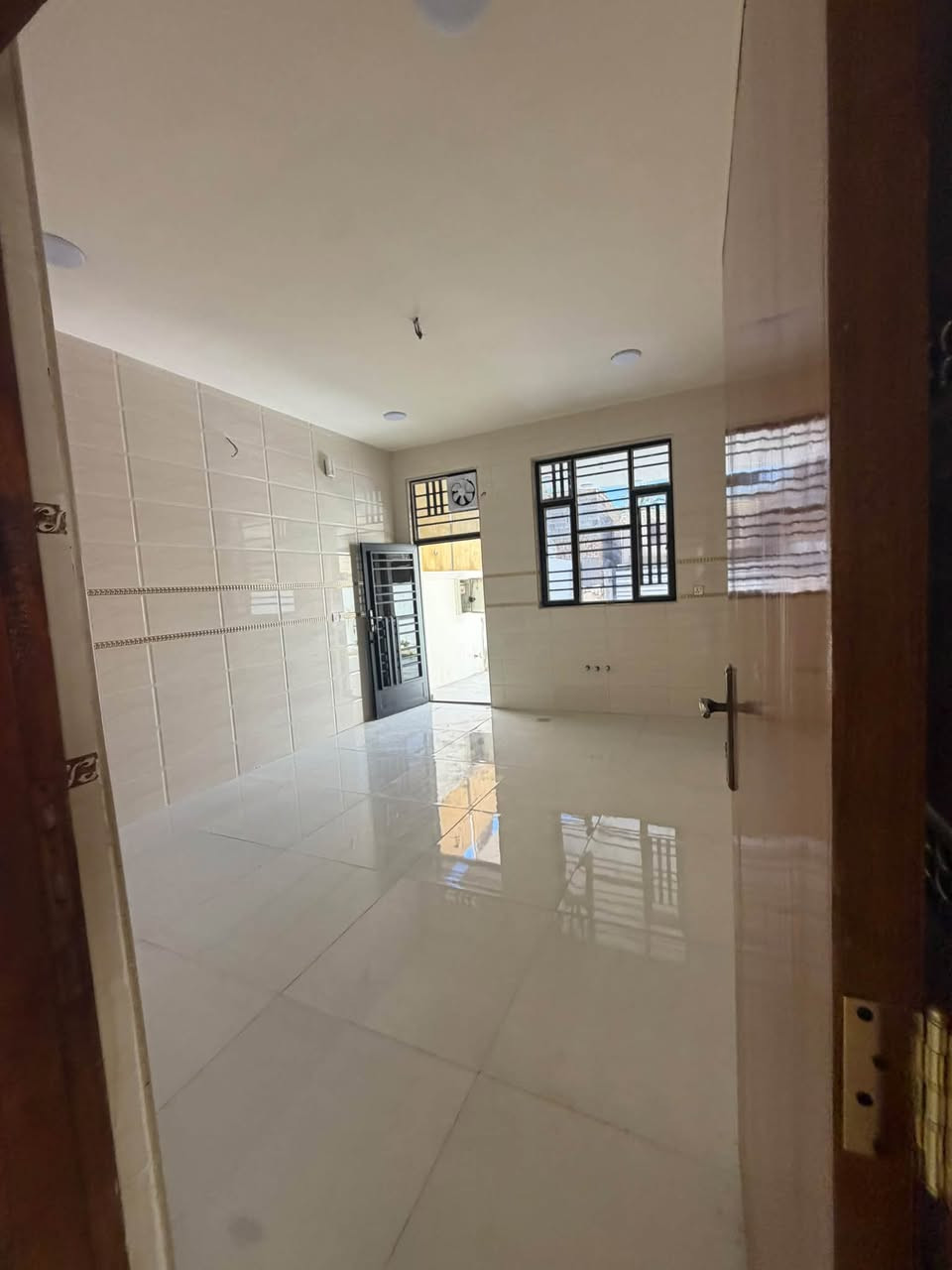دار للبيع 🏠✨
فرصة مميزة لمن يبحث عن الاستقرار والراحة في موقع حيوي وخدمي.
📍 الموقع: المدائن - سلمان باك (شارع أباثير، مقابل عيادة الدكتور جاسم).
تفاصيل العقار:
مساحة 300متر 
 نوع العقار: دار سكنية (طابق واحد)
 التصميم:
 2غرف نوم 🛏️
 صالة واسعة 🛋️
 مطبخ متكامل 🍳
 استقبال 🚪
 الصحيات: متوفرة (داخلية وخارجية) 🚿
 المميزات والخدمات:
 يضم الدار حديقة كبيرة تمنح المكان إطلالة جميلة وإمكانية لجلسات خارجية. 🌳
 خدمات متكاملة بالكامل وجاهز للسكن.
للاستفسار ومعرفة السعر وبقية التفاصيل، يرجى الاتصال أو مراسلتنا على الرقم:
[***********] 📞
