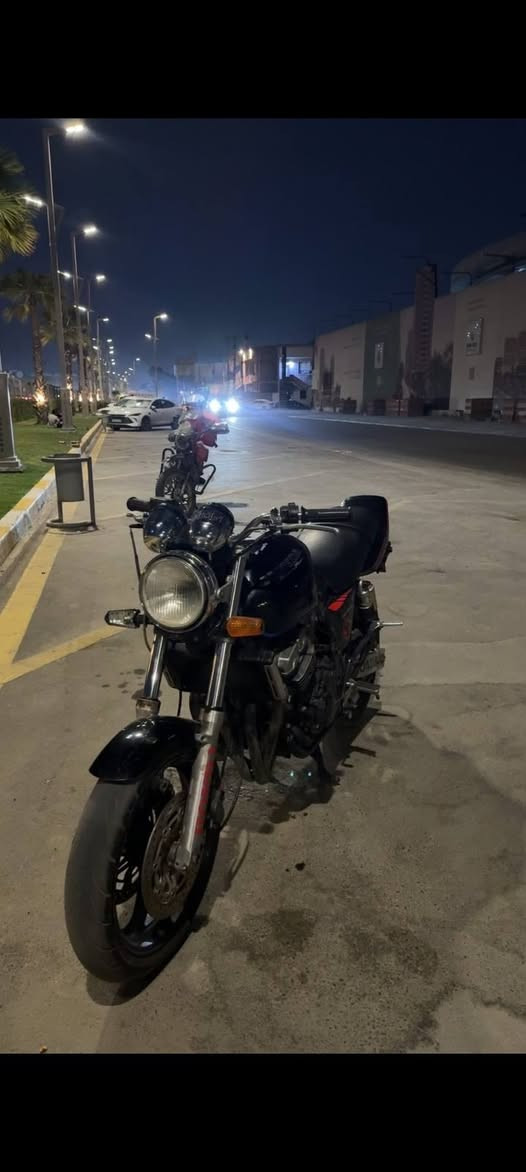 السلام عليكم. سيبي 400 جيل اول      دراجه خير من لله معدل وبطناش   مكينه مكفوله كفاله عامه   عوزه ترتيب من بره عندك شوي خفايف. بريك خلفي دسكات يراد  وترتيب خفيف بس اني ماعندي مجال امانه لله  ودراجه أوراق كامله   بس ماعندي مجال أرتب بيه. شغل ودوام    دراجه سعره 1550.  والماعنده يشلع عيونه وياخذه واني بخدمته    عنوان بغداد غزاليه. وهذا رقمي واتساب ***********
