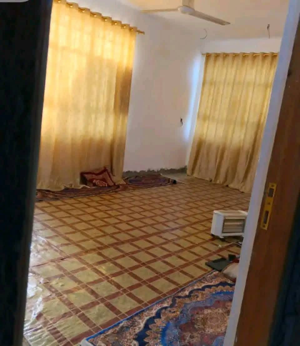 سلام عليكم گاع مساحه 1800 وي الواجهيه بلسند 1400متر طابو زراعي سند 25بأسمي مفروز بلطابو
يحتوي على بيت 300متر 
3غرف نوم 
استقبال مطبخ صحيات داخليه كلدور مداخل ثنين للبيت 
بناء حديث عوزه ارضيه وبيتونه  
العنوان قرب شريفة بنت الأمام حسن قرب مسبح عشتاراستفسار *********** بيع مستعجل شراي يتصل
