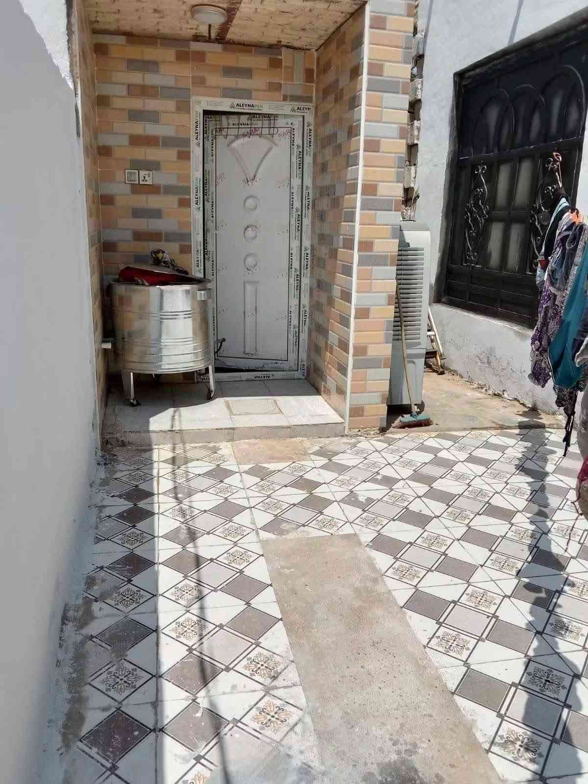 السلام عليكم بيت للبيع مساحه 200 متر غرفتين وصاله مطبخ واستقبال ومناور بيت جديد ونظيف حي الامين ام  طباشي خلف حسينيه سفينه طريق الزوار اكثر استفسار اتصال بالرقم 
***********

