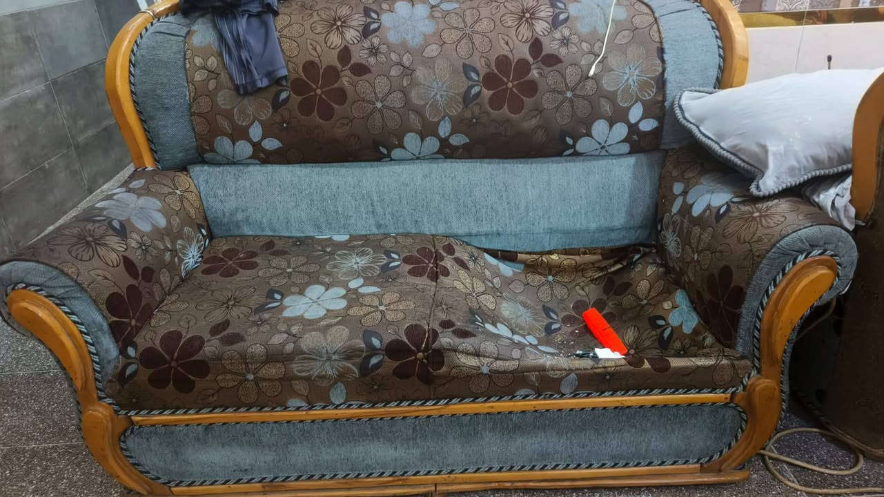 السلام عليكم ، تخم للبيع  
الكرسي الصغير عدد 7 
الكبيرة عدد اثنين ضرر بسيط كما موضوح بالصورة
الوسط عدد اثنين 
 السعر خاص ✨
تواصل واتساب ***********
او خاص
