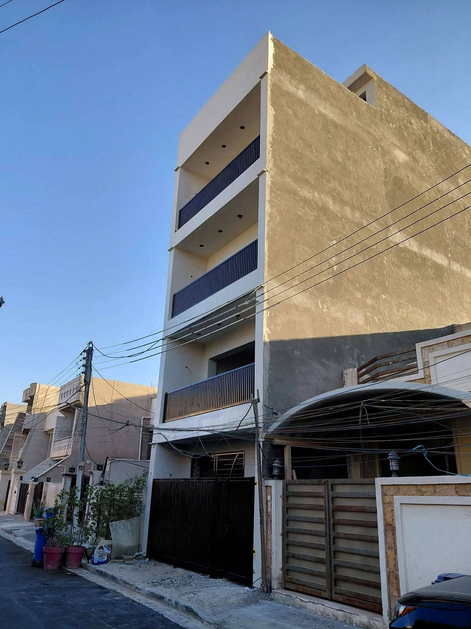 للبيع بنايةتحت التشطيب الداخلي ٤طوابق كل طابق شقة(غرفتين نوم,صالة,مطبخ,حمام, بالكونة,مصعد) مساحة ١١٩م٢,واجهة٥,٤م, نزال٢٢,٥م.موقع البناية في المنصور حي المتنبي قريبة من شارع ١٤ رمضان.للاستفسار الاتصال بوكيلنا المحامي ***********
