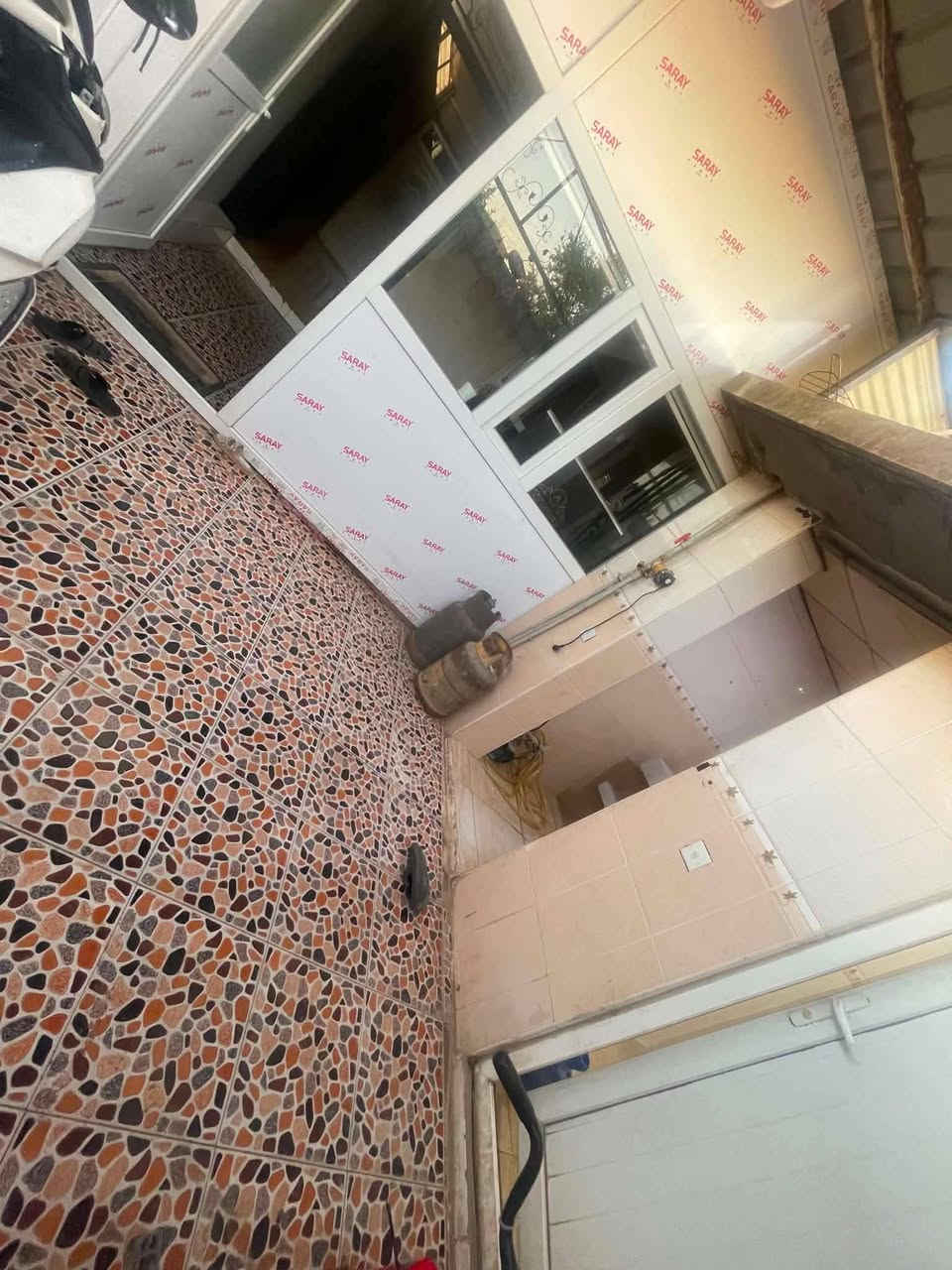 بيت للبيع مساحه 100متر البيت يحتوي على  غرفه نوم وهول وغرفه ضيوف حمام او بيتونه فوك مطبخ او تواليت خارجي عنوان بنج علي خلف محطه كهرباء السعر 38) خاص او تصل***********
