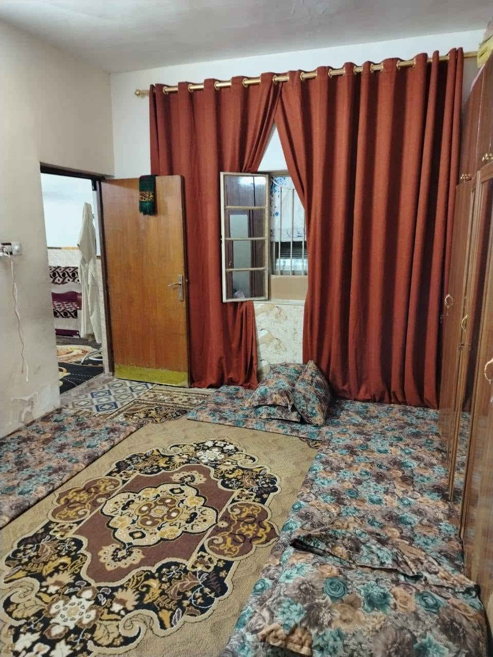 السلام عليكم
عقار للبيع ١٥٠م طابقين ونص 
واجه ٧،٥ نزال ٢٠
٥غرف نوم نقص واجه وارضية فقط 
البيت بسعر قطعة ارض 
حي الجهاد الحمدانية 
الاستفسار 
***********
***********
