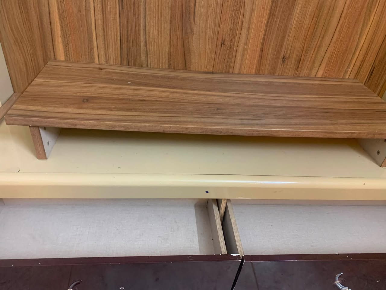 ميز تلفزيون مستعمل للبيع عيوبه بي كسر صغير بل جهه اليمنه والجهه اليسره ويدات المجر مكسوره السعر 30وبي مجال ويجي وياه هديه طبلتين كبار وطبله صغير المكان البلديات حي التراث منطقه ضياء الحلفي الرقم واتساب ***********
