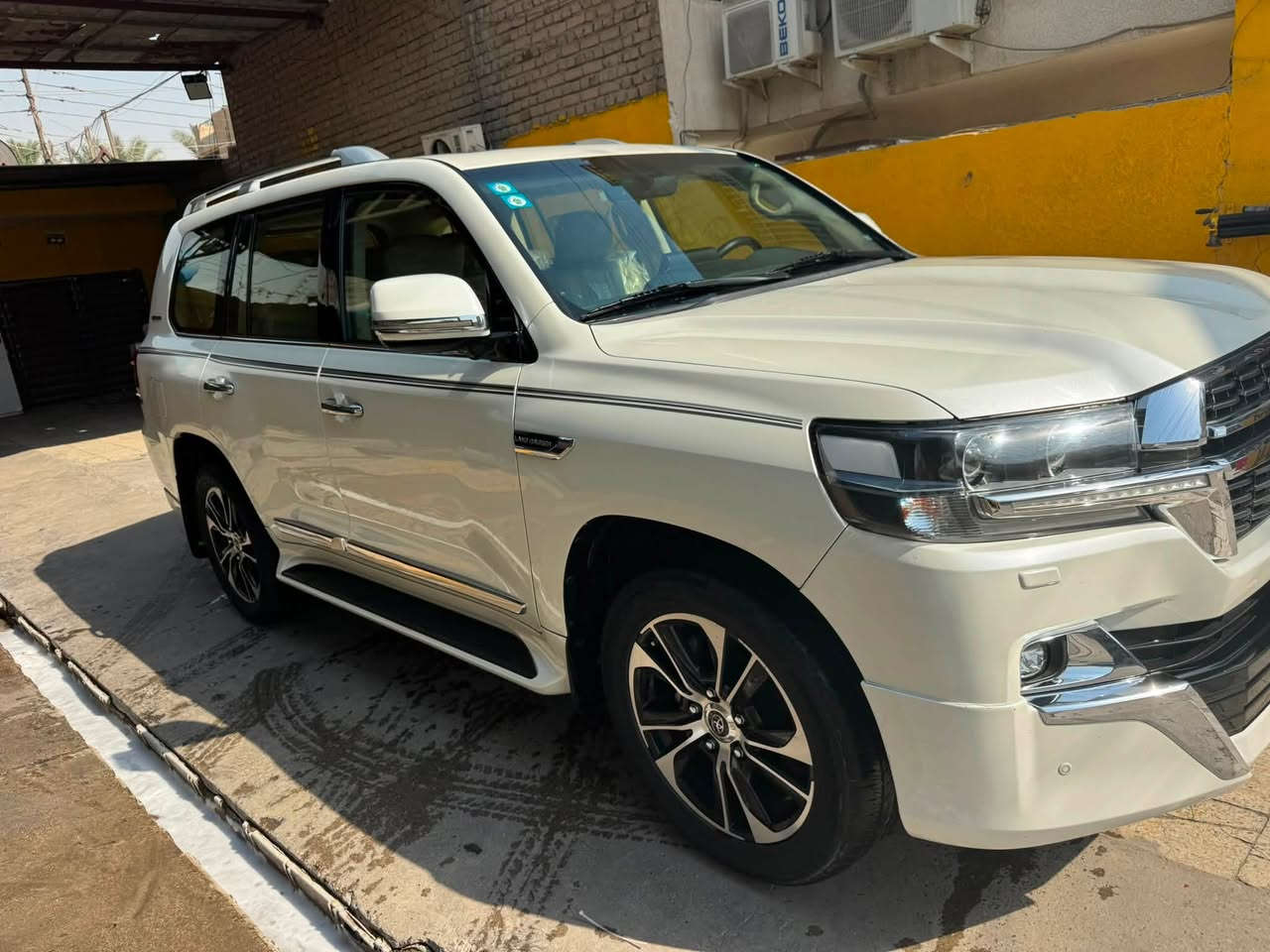 السلام عليكم…
لاندكروز 2021 خليجي ساز 
Gxr 
محرك 6 سلندر
فول مواصفات كراند تورنك 
4 كامرات 
فول تحكم ستيرن
مقاعد جلد
شاشات خلفيه
مواصفات الكراند تورنك معروفه بعد

السعر 555 وبيها مجال 
الرقم ***********
