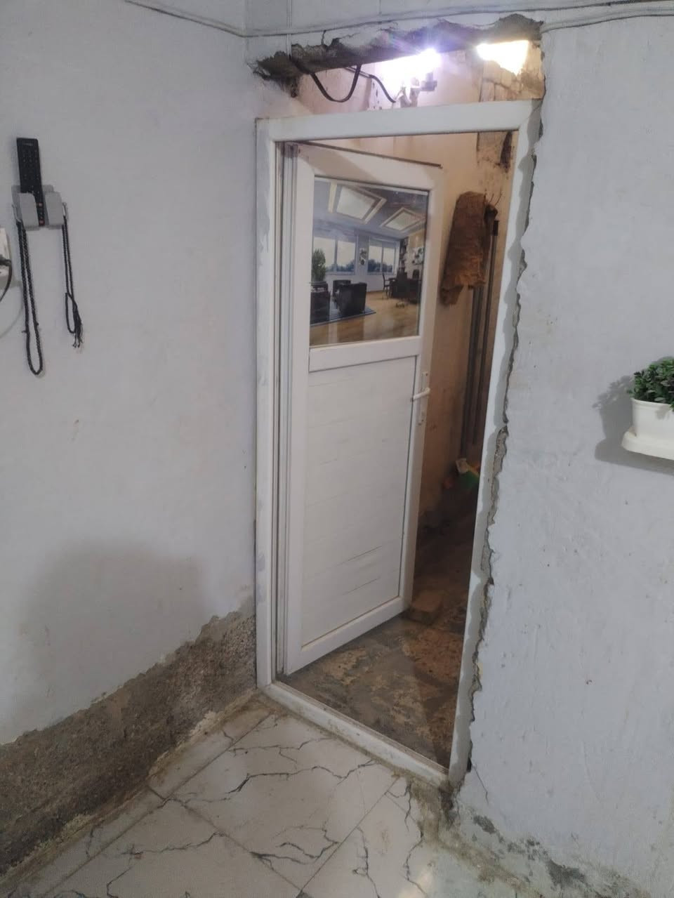 السلام عليكم بيت زراعي عبر صيطرة نسيج  ورة محلات علي عنجور  مسافة عن شارع ٢٠٠ متر مساحة البيت ١٠٠ متر مربع يتكون من غرفتين وصاله مطبخ حمامات دوج الرقم البيت***********
