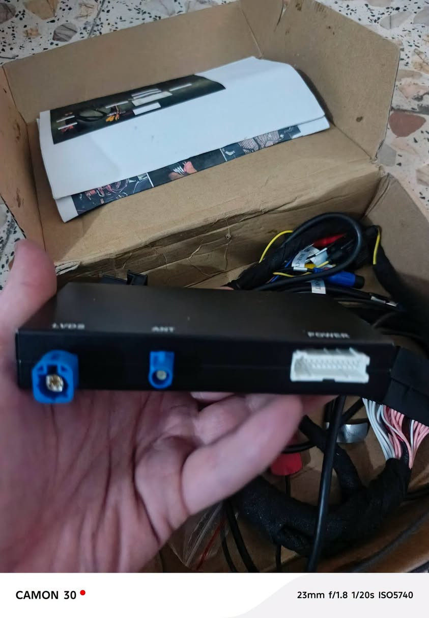 هذا الجهاز هو وحدة تعديل إضافة أبل كاربلاي وأندرويد أوتو لاسلكياً (Wireless CarPlay & Android Auto Interface Module / Decoder) للشاشة الأصلية بدون الحاجة لتغيير شاشة السيارة الفابريكة.
توضيح التفاصيل المتعلقة بالجهاز:

​نوع الجهاز: وحدة فك ترميز واجهة وسائط (CarPlay / Android Auto Decoder Box) للموديل رقم CX-MIBVW. 

​السيارات المدعومة: مخصص لسيارات مجموعة فولكس واجن (VAG) المزودة بنظام MIB 1 أو MIB 2، وتشمل: 

​فولكس واجن (Volkswagen): جولف 7 (Golf 7)، باسات (Passat B8)، تيغوان (Tiguan)، بولو (Polo)، جيتا (Jetta)، وتيروك (T-Roc) لـموديلات ما بين 2013 و2020.

​سكودا (Skoda): أوكتافيا (Octavia)، سوبرب (Superb)، ورابيد (Rapid).

​سيات (Seat): ليون (Leon 5F)، إيبيزا (Ibiza)، وأتيكا (Ateca).

​وظيفة الجهاز: يتيح لك تشغيل خرائط جوجل، وتطبيقات الهاتف، والموسيقى، والمكالمات عبر CarPlay وAndroid Auto على الشاشة الأصلية لاسلكياً وبث الصوت عبر نظام السيارة، مع دعم ربط كاميرا خلفية وإبقاء أزرار المقود تعمل بشكل طبيعي.

هذا الجهاز هو وحدة تعديل إضافة أبل كاربلاي وأندرويد أوتو لاسلكياً (Wireless CarPlay & Android Auto Interface Module / Decoder) للشاشة الأصلية بدون الحاجة لتغيير شاشة السيارة الفابريكة.

نص مكتوب في الصور:
- CAMON 30• 23mm f/1.8 1/20s ISO4793
- CAMON 30
- 23mm f/1.8 1/20s ISO5740
- CAMON 30  23mm f/1.8 1/20s ISO5981
- CAMON 30  23mm f/1.8 1/20s ISO7140
- CAMON 30  23mm f/1.8 1/20s ISO4112