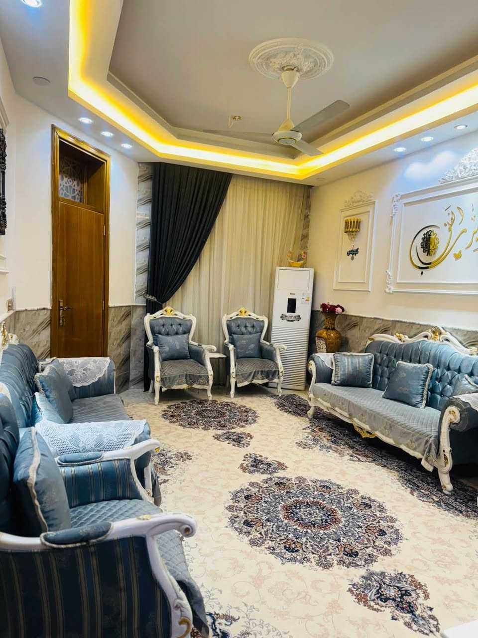 للبيـــــــــــــــــع 
بيت للبيع في (ابو جوعانه) شارع هدايانا، بناء درجه أولى، البيت ركن موقع ممتاز، المساحة ٢٠٠م، البيت طابقين ونص، يحتوي على، ٦ غرف نوم + أستقبال + صاله + مطبخ حار وبارد + ثلاث مجمعات صحيه +كراج سيارة + ثلاث اسطح، للاستفسار *********** بي واتس أب.
