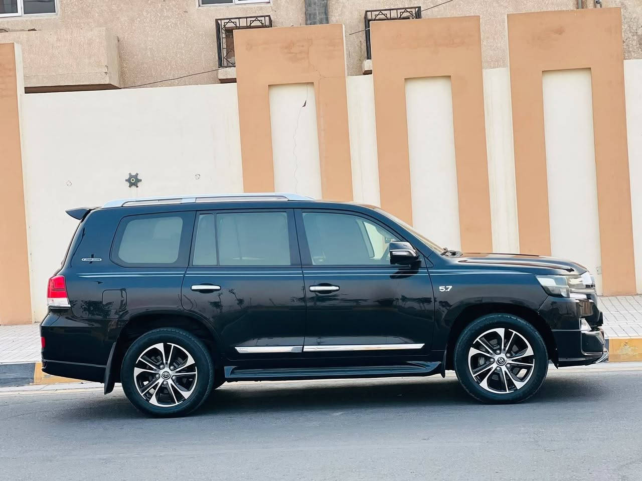 السلام عليكم للبيع.  لاند كروز. موديل.  2018.  محرك V8. 4600
رقم بغداد باسمي.  تحويل شرط 
 SAS  باب اول.  
ماشيه.  170  سبير ما نازل. 

محرك.  كير.   مكفولات. 

بيه شبرين. صبغ. فقط.   بل بنيد.  بدون ضربه.    مكفوله حت من بارد.  

 دبل ماوس.    يدات.  لمس.   هواي 

مواصفات. بيه. 

فول مواصفات. 1/1 

محرك.  كير.  صدر. تبريد.  تخم تاير.   

سياره معروفه مواصفاته وجديده بمعنى كلمه. 

رقم. الهاتف. *********** 

السعر. 460. $$. وبيه مجال

العنوان الانبار الفلوجه
