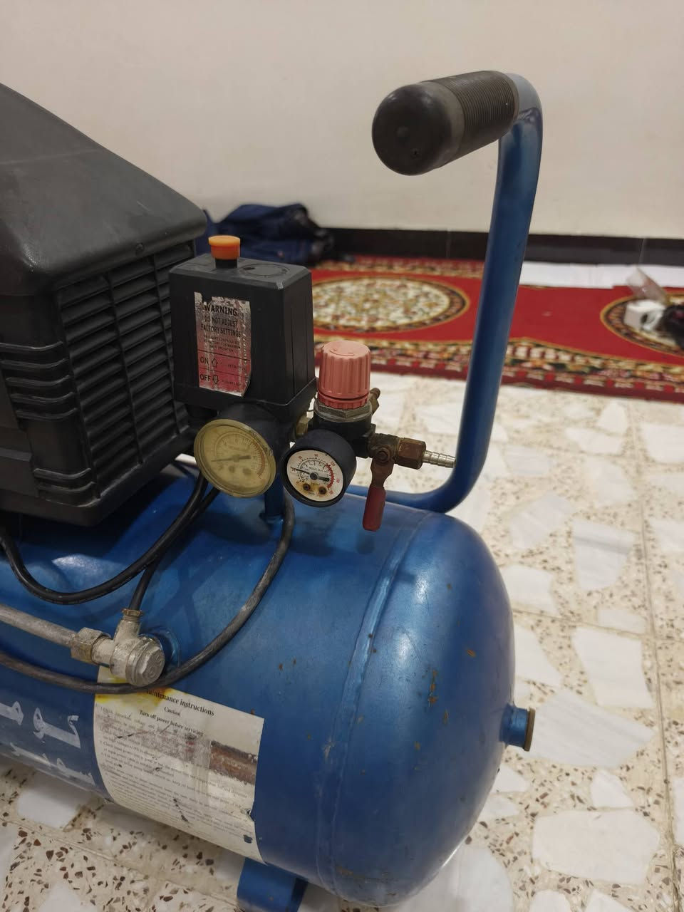 كبريسر هواء 50 لتر نظيف اخو لجديد ستخدام قليل سعر   (١٠٠٠٠٠) ألف تواصل *********** / ***********   مكان لديوانيه البدير
