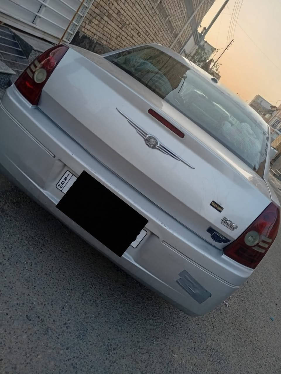 ---
*للبيع كرايسلر 300 موديل 2010* 
*المكان: البصرة - التنومة - حي الموظفين*

*رقم الاتصال / واتساب:* 
https://wa.me/9647732144426
*************

*التفاصيل:*
- *النوع*: كرايسلر 300 
- *الموديل*: 2010
- *اللون*: رصاصي
- *الوارد*: كندي
- *المكينة*: 3500 V6
- *الرقم*: اربيل دولي - باسمي
- *السنوية*: مجددة لحد 2032 قبل 10 ايام
- *الكفالة*: كفالة عامة من الحادث والعيب الشرعي

*حالة السيارة:*
- *المكينة + الكير + التبريد*: جاهزات 100%
- *الحدادية*: طوبة 
- *الهزة*: جديدة
- *الصبغ*: رشة صبغ بالقمارة كد كم شبر بسبب الجراد + صخات بالمدكر الامامي معجون قليل
- *ملاحظة*: الباب الخلفي يم السائق بيه خياس قليل
- *الجنط*: جنط اسود رياضي
- *السيارة بالحقيقة احلى من الصور*

*السعر: 105 ورقة وقابل للتفاوض* 
*او مراوس بسيارة كوري وينطي فرق*

*المعاملة*: تحويل او وكالة حسب رغبة الشراي
*شراي تعال وتدلل والله يبارك*

---

*نصيحة للنشر:*
نزل الصور ال4 بالترتيب: 
1.  واجهة 
2.  جنب السايق 
3.  جنب كامل 
4.  الخلفية
