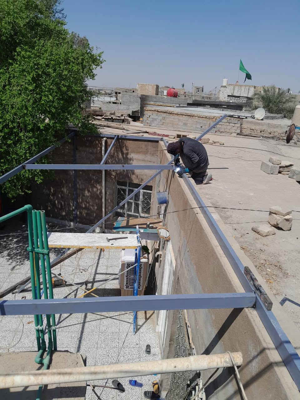 حداد للعمل كافه اعمال الحداده باب شباك سندويج كيربي مسقفات محجرات كيسبان ***********حداد متنقل

نص مكتوب في الصور:
- CapCut AI