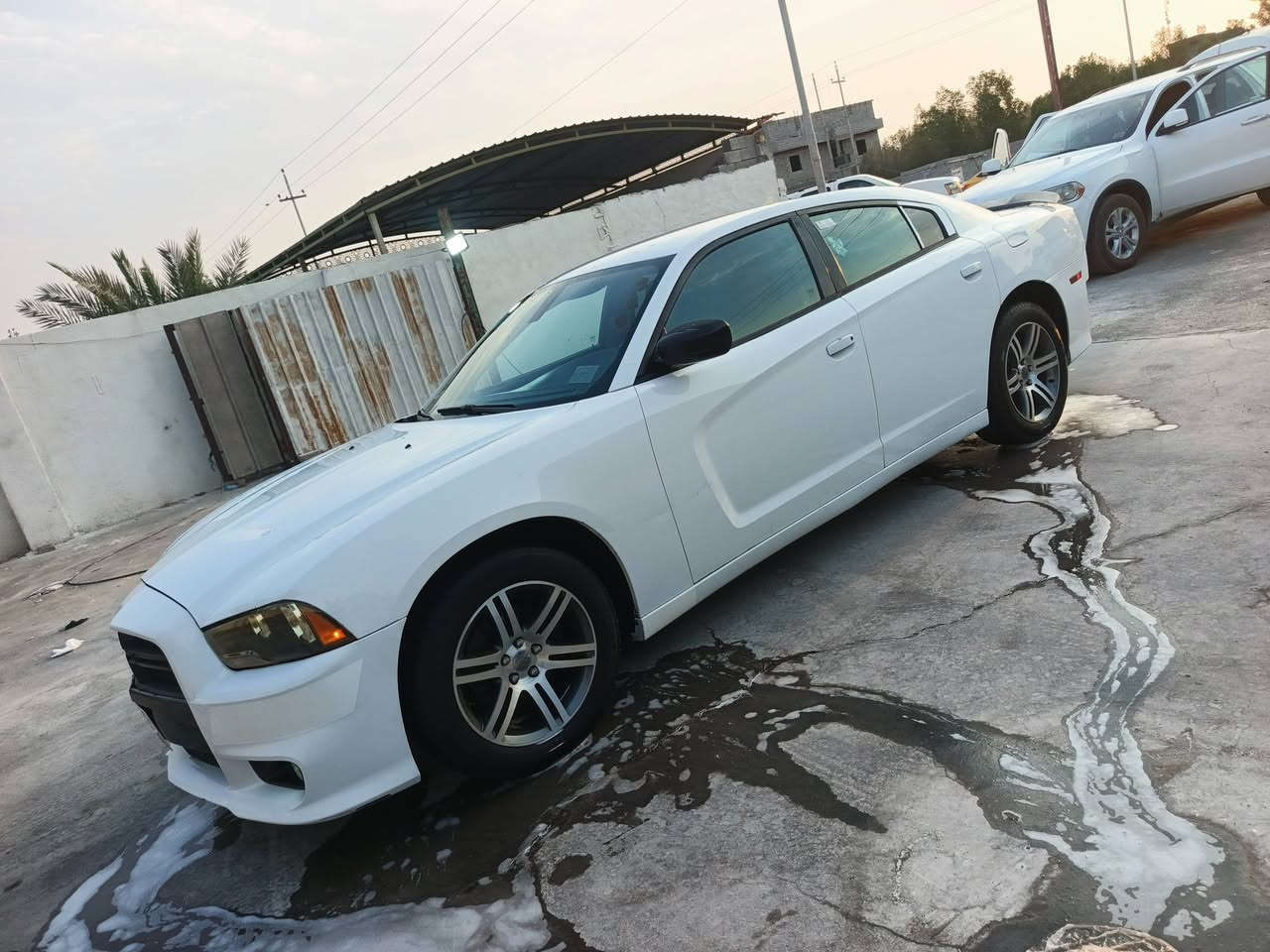 جارجر ٢٠١١
بيها جاملغ امامي تبديل اصلي نفس اللون وارد كندي اصل مكفوله بسمي جاهزه بدون اي نقص 
السعر ١٣٠ 
***********
