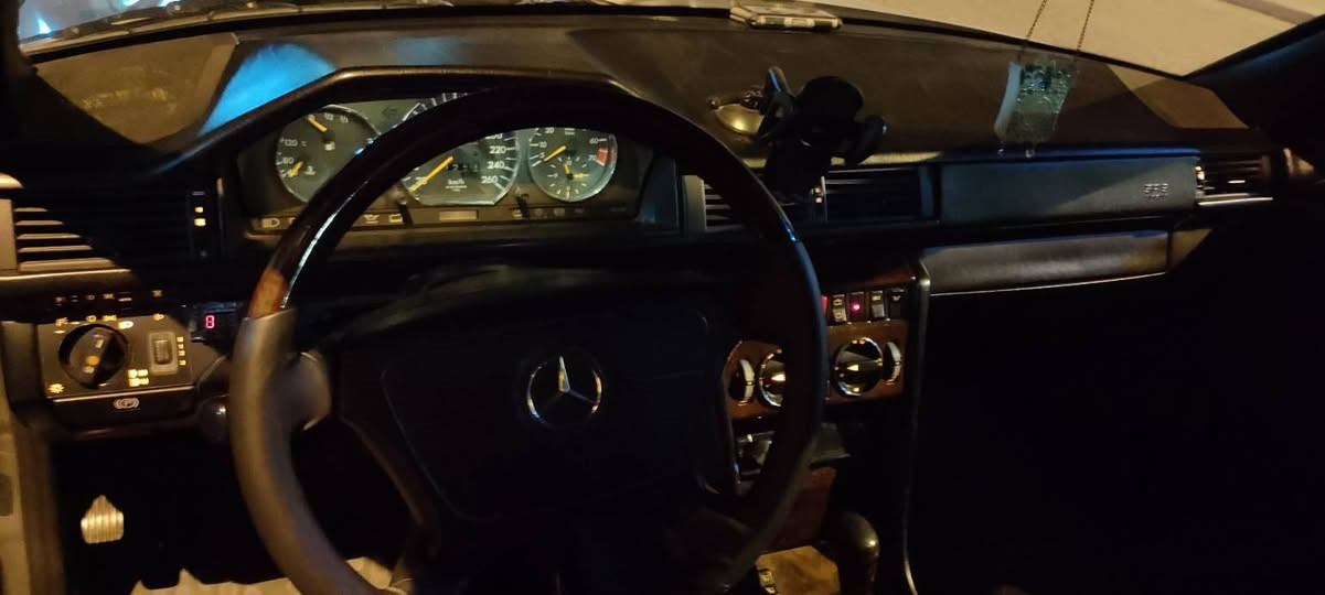 🚘✨ للبيع مرسيدس W124 موديل 1991 — محدثة 1995 ✨🚘

🔥 سيارة مرتبة ومميزة، مصبوغة صبغ جماليه بالكامل، بدون ضربة أو حادث، والشواصي والقواعد نظيفة وما بيها أي تلزيك.

📍 المكان: النجف الأشرف
🔄 مداور بأي محافظة
📞 للاستفسار: ***********

🔧 المواصفات والتجهيزات:

✅ كير ومحرك 360، خراطيم مو 320
✅ حدادية جديدة
✅ تبريد جديد
✅ مروحة كهرباء تصاعدية + دبل مروحة
✅ تخم ويل تفاحة نفخ 95 أصلي جديد + سبيرات
✅ غرفة مخمل 95
✅ صاج ملكي
✅ كاعيات أصلية يانسا
✅ 12 دگمة، كلهن شغالات
✅ كهربائيات السيارة كلها شغالة 💯
✅ أريل كهرباء
✅ جام كهرباء تصعيد ويا التقفيل
✅ كيجات نيكل ولد
✅ إنارة داخلية LED شمسية
✅ عتب نيكل
✅ دبل جكمجة
✅ سكنات الداخل كلها LED
✅ عزل حراري وصوتي طبقتين
✅ سستم صوت + مسجل Kenwood أصلي Bluetooth 🎶
✅ كشنات كهرباء
✅ كشن السايق كهرباء + Memory
✅ ستيرن كهرباء
✅ سلايد روف طكتين ☀️
✅ تجاويف قلاب
✅ لايت بالكارتون أصلي + LED شمسي أصلي
✅ بردة كهرباء
✅ دبل مراية كهرباء
✅ دبل Airbag
✅ دبل Horn
✅ دبل فيت بم
✅ هوك
✅ مثبت سرعة
✅ بلوجكتر بالدعامية
✅ ماسحات لايت
✅ دبل فيت بم

⭐ ملاحظات مهمة:

🚗 السيارة مال جناي، مصروف عليها ومتعوب عليها، وكل الشغل بيها مرتب ونظيف مو تلزيك.

✅ الشواصي نظيفة
✅ القواعد نظيفة
✅ اللغود دبلات
✅ بلشتاين
✅ ماكو تلزيك
✅ الكهرباء كلها شغالة 💯

📄 رقم بغداد دولي باسمي
📅 السنوية لغاية 2030

💰 السيارة جاهزة للفحص والمعاينة، والجاد يتفضل يشوفها ويحكم بنفسه.

✨ فرصة حلوة للي يريد مرسيدس مرتبة ومجهزة وشغلها نظيف ✨
