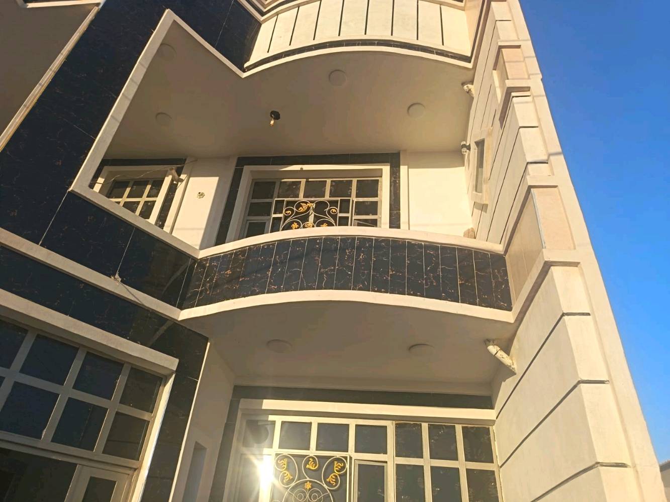 السلام عليكم بيت للبيع  المساحه 175متر وجه ثمانية ونص ونزال عشرين  طابقين ثلاث غرف نوم وصالتين   ومناور عدد اثنين البيت على ساحة   مع حديقة نافذ على شارع الاربعين العنوان الفلوجة حي الشهداء  منطقه ال19  قرب اسواق ابو عبدالله السعر 140مليون للااستفسار اكثر الاتصال على صاحب البيت ***********