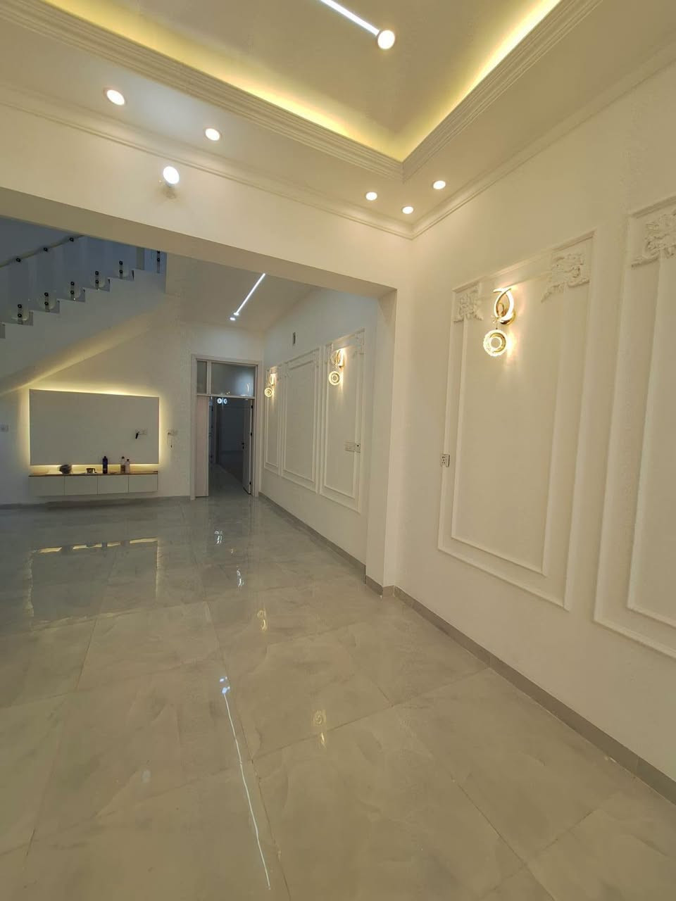 بيت للبيع مساحه ١٥٠ م طابو صرف بناء جديد طابقين  درجه اوله طابوك صب مسلح  أرضية رفت   يحتوي على استقبال وصاله و٤ غرف نوم ومطبخ وصحيات كلشي واضح بل تصوير البيت فارغ جاهز للسكن
سعره ٢٦٥ مليون بي مجال قليل عنوان كربلاء حي القادسية أي استفسار اتصل *********** نستقبل جميع العروض في انحاء كربلاء
