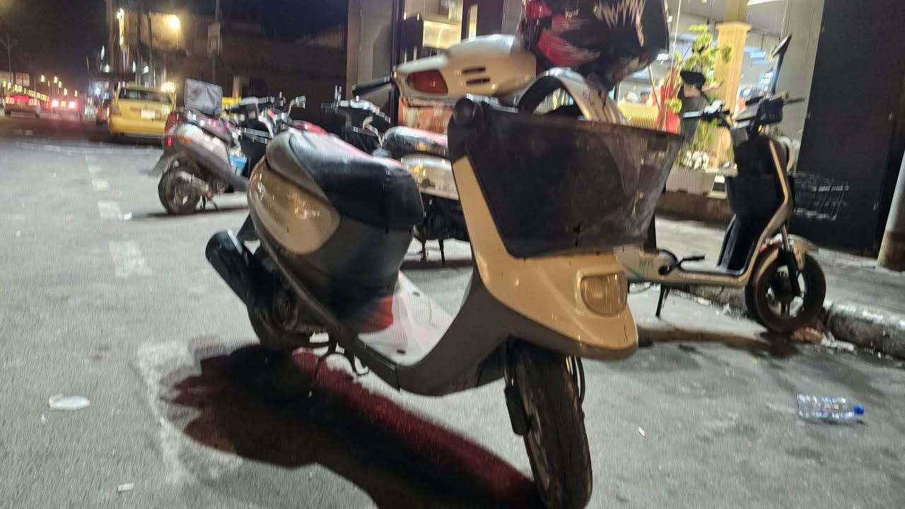 🏍️دراجه منغولي – موديل 2003 | للبيع
للبيع Yamaha Aprio / منغولي 2003، دراجة يابانية معروفة بخفتها وعملانيتها، مناسبة جداً للاستخدام اليومي والدلفري والتنقل داخل المدينة.

🔹 المواصفات:
• الماركة: Yamaha
• النوع: Aprio / منغولي
• الموديل: 2003
• المحرك: 49cc
• المحرك: 2-Stroke – سلندر واحد
• تبريد: هوائي
• نظام الوقود: كاربريتر
• ناقل الحركة: أوتوماتيك CVT
• التشغيل: سلف + ركلة
• نظام الإشعال: CDI
• سعة التانكي: تقريباً 6 لتر
• الوزن: تقريباً 65–70 كغم
• الإطارات: 80/90-10
• الفرامل: دسك/طبلة حسب الفئة — يتم التأكد منها بالدراجة
• اللون: رمادي فاتح / بيج
• مجهزة بسلة وصندوق دلفري
• الدراجة خفيفة وسهلة بالسياقة والمناورة
• اقتصادية ومناسبة للاستخدام داخل المدينة

✨ الميزة الحلوة بيها: حجمها عملي، وزنها خفيف، أوتوماتيك وما تحتاج تبديل كير، وقطع ومستلزمات هذا النوع متداولة بالسوق العراقي.

📸 الدراجة الموجودة بالصور هي نفسها المعروضة للبيع، والصور حديثة وواضحة حتى المشتري يشوفها على طبيعتها.

💯 دراجة قديمة بس إلها اسمها، واللي يعرف بالياباني يعرف قيمة المنغولي.
 💰 السعر: 500 وبيها مجال  
📍 المكان: كربلاء المقدسة، الإطارات 
📞 للتواصل: ***********(واتساب فقط رجاءا)

البيع للجادين فقط، والفحص والمعاينة خير دليل.
