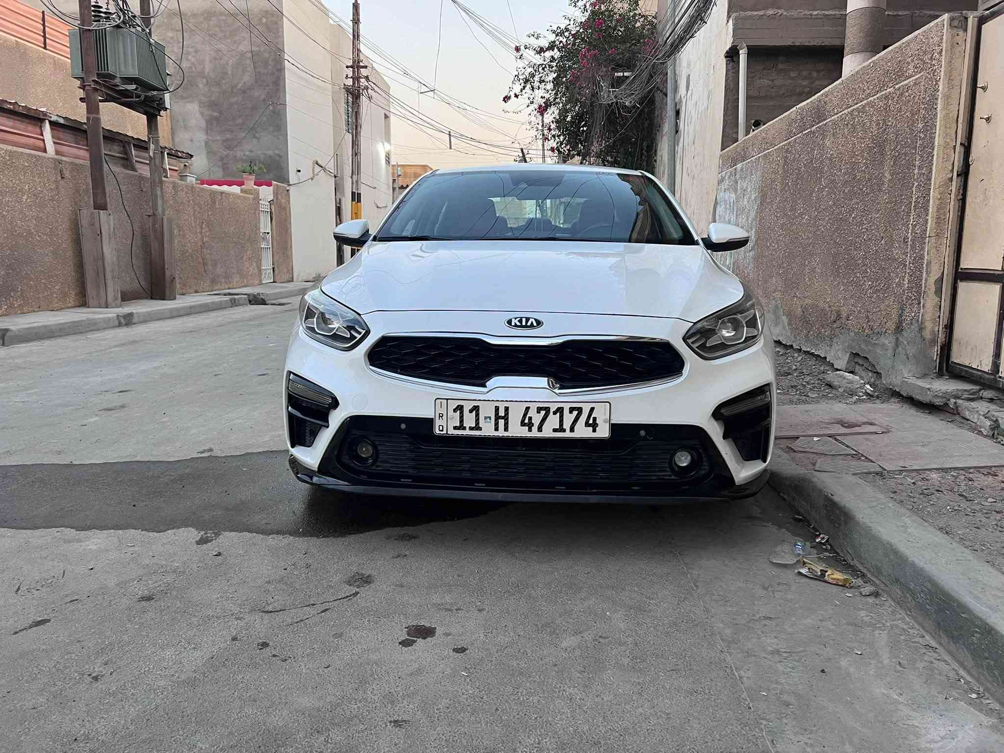 السلام عليكم
من رخصة الادمن المحترم
كيا فورتي 2019 EX 
حادثها مثل ماموضح بلصوره بدون صبغ او ايرباك 
مكينة 2000 
سياره مناقصها شي 
تبريد قطعتين 
تدفئة كشنات 
تحديد مسار 
رادار امام وجانبي نقاط عمياء
سعر 127 وبيها مجال للتواصل
***********
