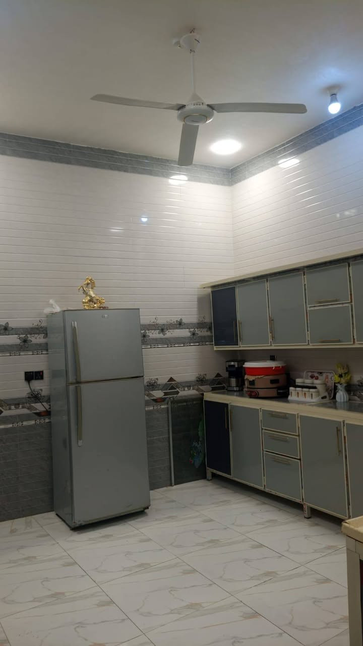 دار سكني زراعي في منطقة المستشفئ التركي مساحه 200م طابقين حديث طابوك كونكريت يحتوي علئ خمس غرف وصاله وديوانيه ومطبخ وصحيات خدمات متوفره شارع 10 م السعر 160 مليون للتواصل *********** عنوان المكتب شارع سايدين مستشفى التركي ،مكتب الكنز للعقار
