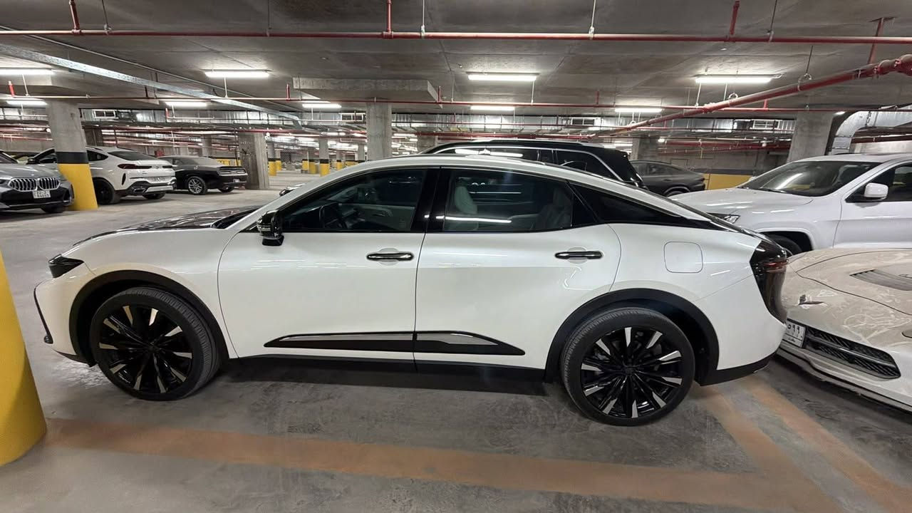 للبيع Toyota Crown Majesta 2023 Hybrid – Full Option.  رقم تلفون***********
تويوتا كراون ماجيستا 2023 – شركة SAS
لون أبيض × أسود، ماشية فقط 17,000 كم، بحالة ممتازة ومواصفات عالية جداً.

* محرك 2.5 لتر Hybrid
* قوة 345 حصان
* Full Option
* أنظمة قيادة ومساعدة متكاملة
* رادار
* كاميرات 360°
* Head-Up Display (HUD)
* نظام صوت JBL
* سقف بانوراما
* أبواب شفط Soft Close
* كراسي جلد كهربائية
* تبريد وتدفئة للكراسي
* ذاكرة للكراسي
* بردة خلفية كهربائية
* دخول وتشغيل ذكي
* PPF كامل للسيارة
* درع حماية للجام الأمامي
* UV للجامات
* ضمان وكالة 8 سنوات
* صيانة مجانية لمدة سنتين
* الممشى 17,000 كم فقط

السيارة نظيفة جداً ومحافظة ومجهزة بحماية كاملة، ولا تحتاج أي مصاريف إضافية.

Toyota Crown Majesta 2023 | 2.5 Hybrid | 345 HP | Full Option | SASج
